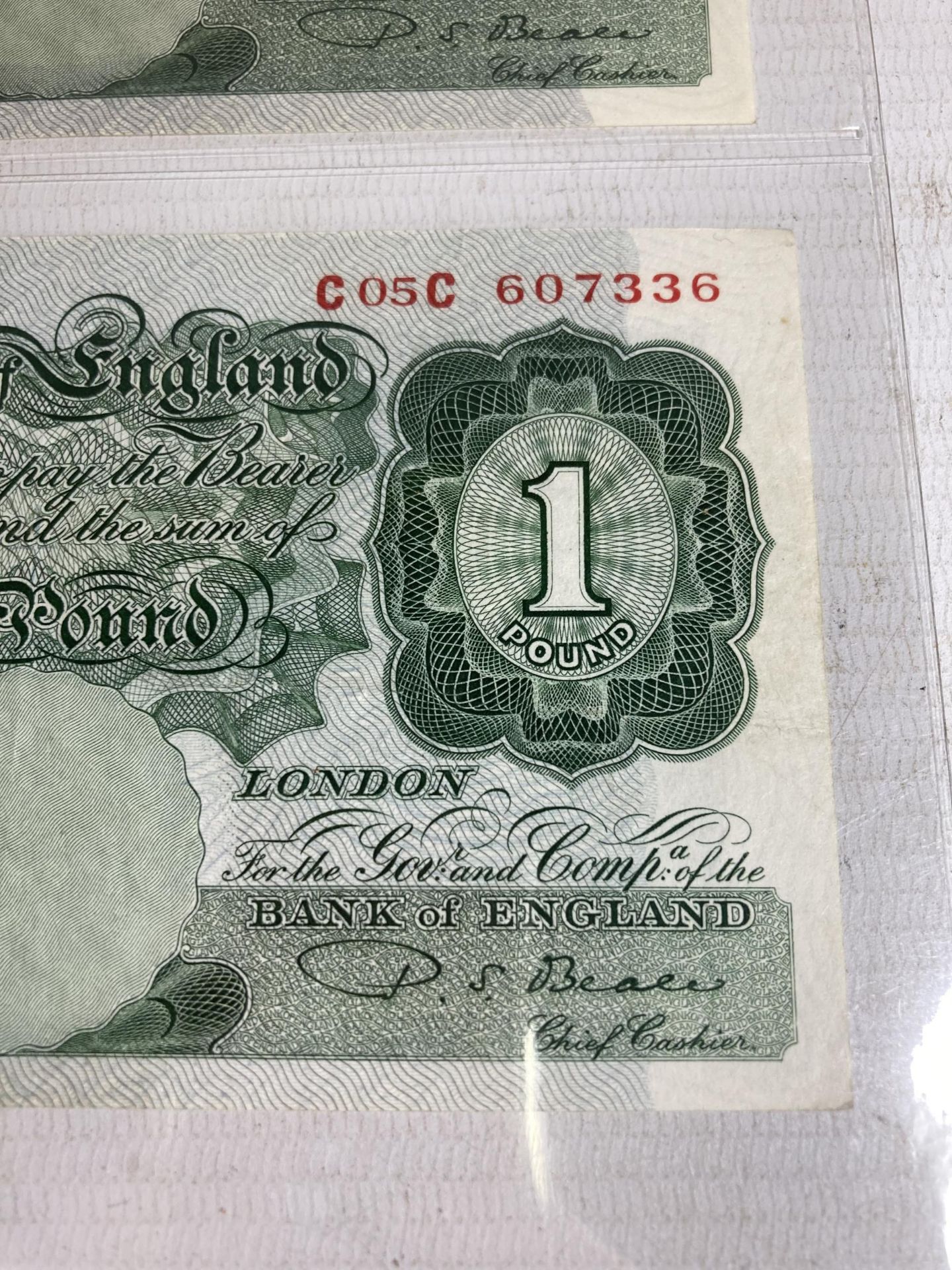TWO BANK OF ENGLAND ONE POUND NOTES SIGNED BEALE (1949-1955) - Bild 2 aus 6