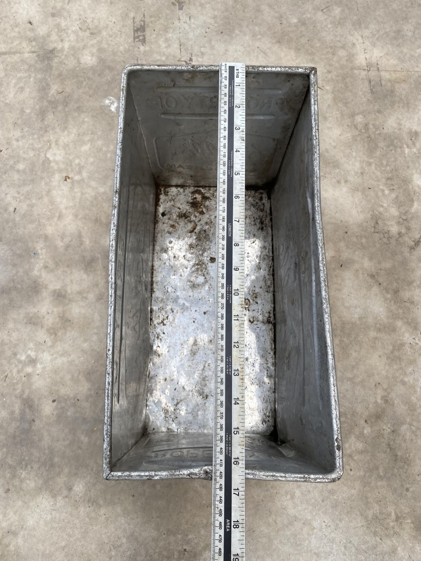 A VINTAGE ALUMINIUM WALLS ICE CREAM BOX - Image 2 of 5