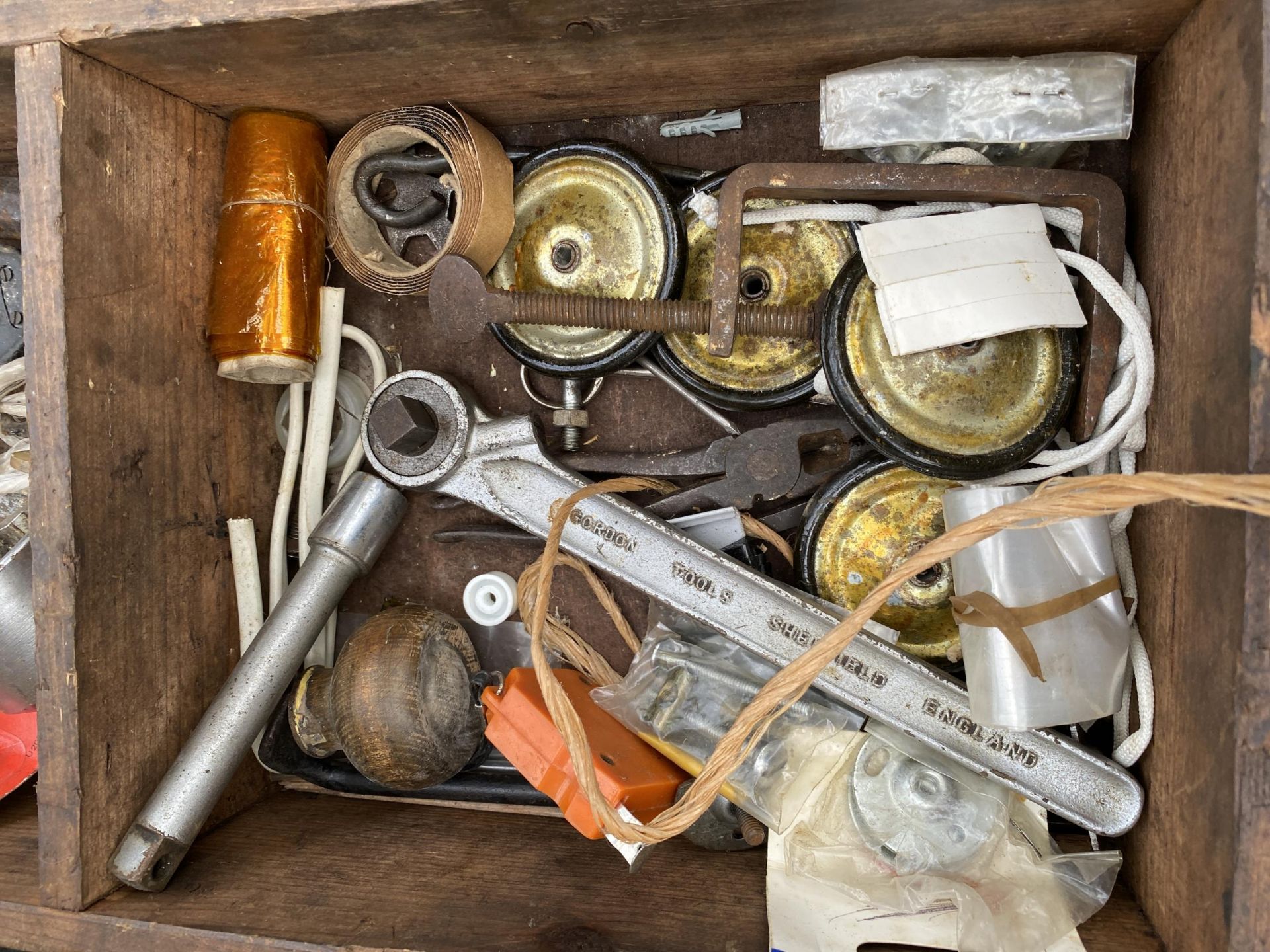 A LARGE VINTAGE ENGINEERS CHEST CONTAINING A LARGE ASSORTMENT OF TOOLS - Image 5 of 9