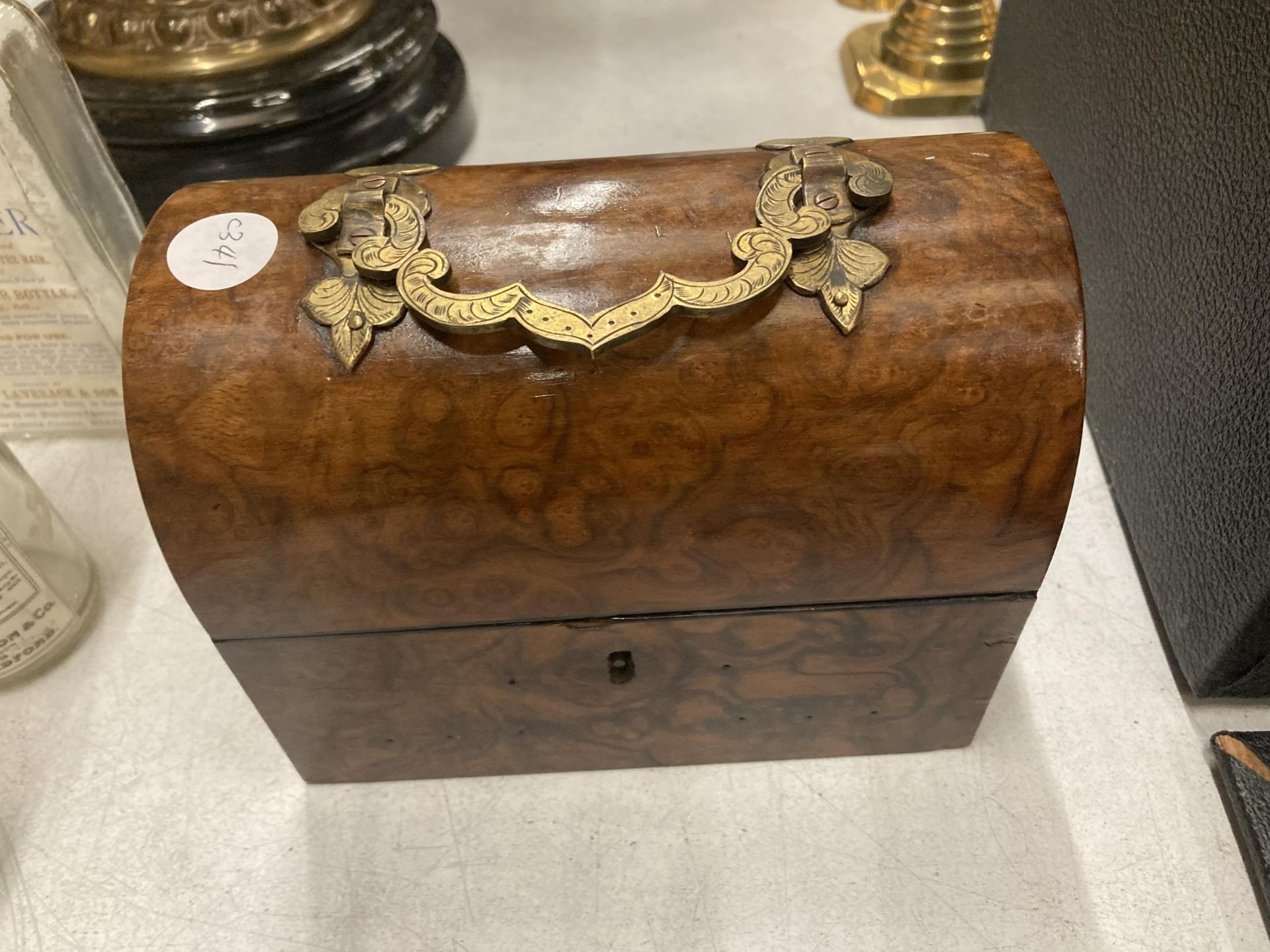 A VINTAGE WALNUT DOMED JEWELLERY BOX WITH BRASS HANDLE - Bild 3 aus 3