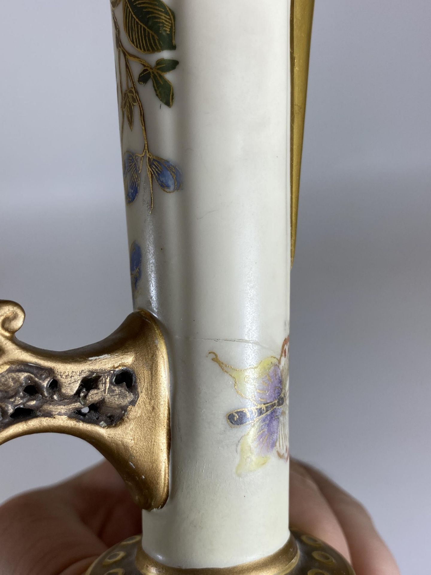A LARGE ANTIQUE ROYAL WORCESTER HAND PAINTED BLUSH IVORY FLORAL JUG, HEIGHT 38CM (A/F) - Image 6 of 8