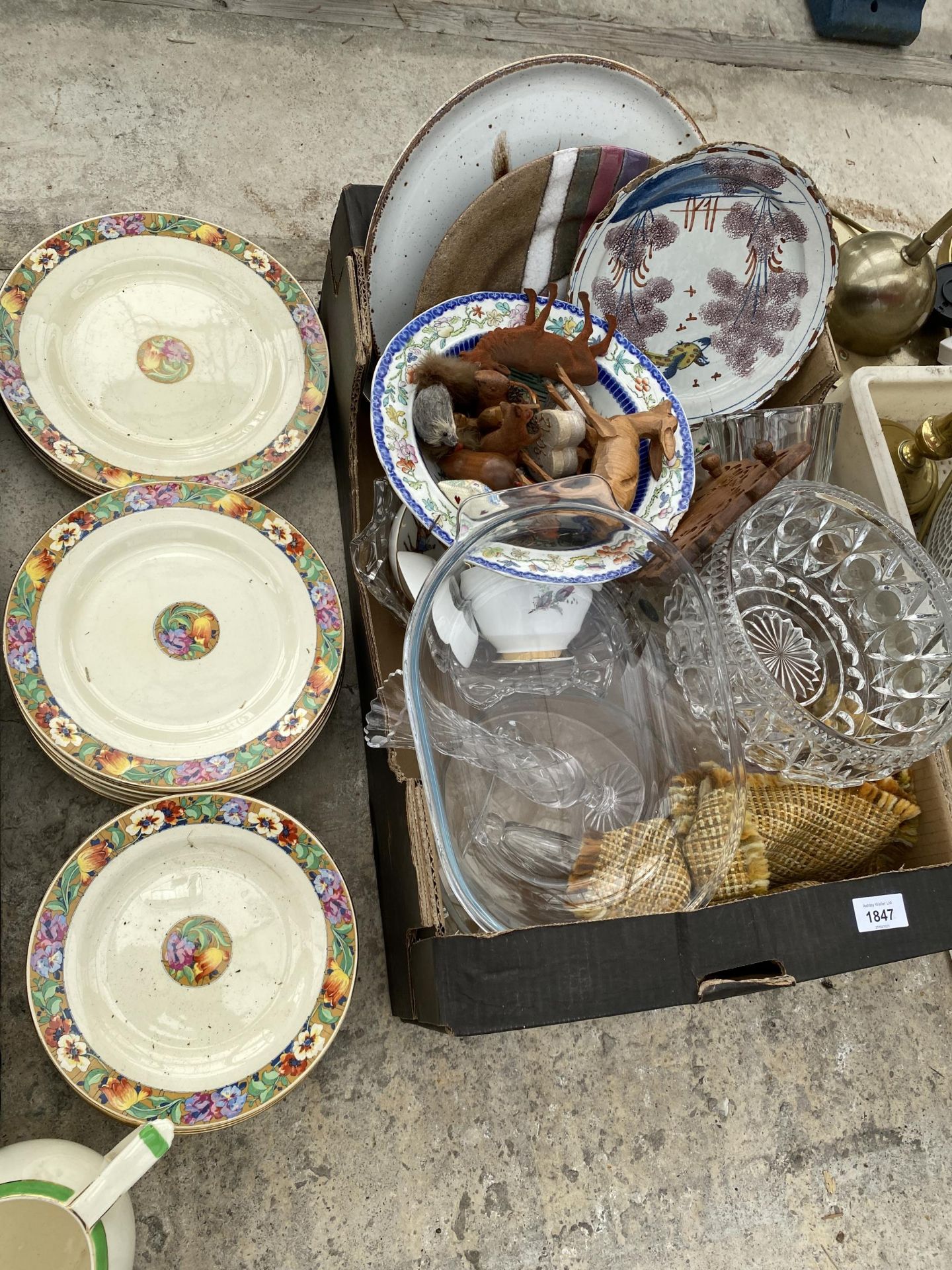 AN ASSORTMENT OF HOUSEHOLD CLEARANCE ITEMS TO INCLUDE CERAMICS, GLASS WARE AND SILVER PLATE ITEMS - Bild 4 aus 4
