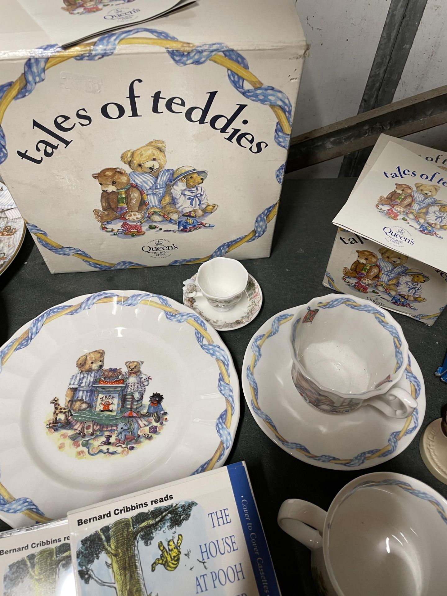A QUANTITY OF CHILDREN'S ITEMS TO INCLUDE A 'QUEEN'S TALES OF TEDDIES' CERAMIC SET, WINNIE THE - Image 2 of 5
