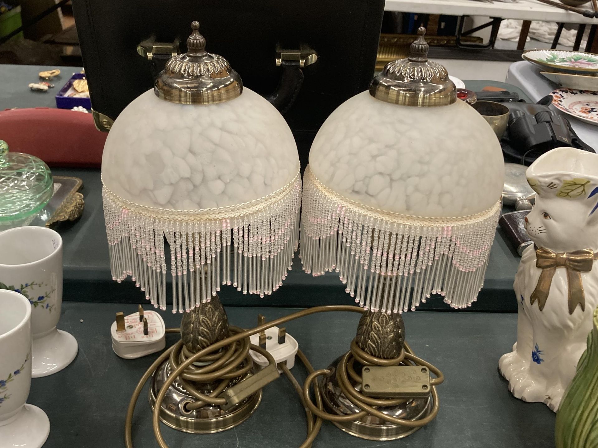 A PAIR OF ART DECO STYLE TABLE LAMPS WITH FROSTED GLASS SHADES