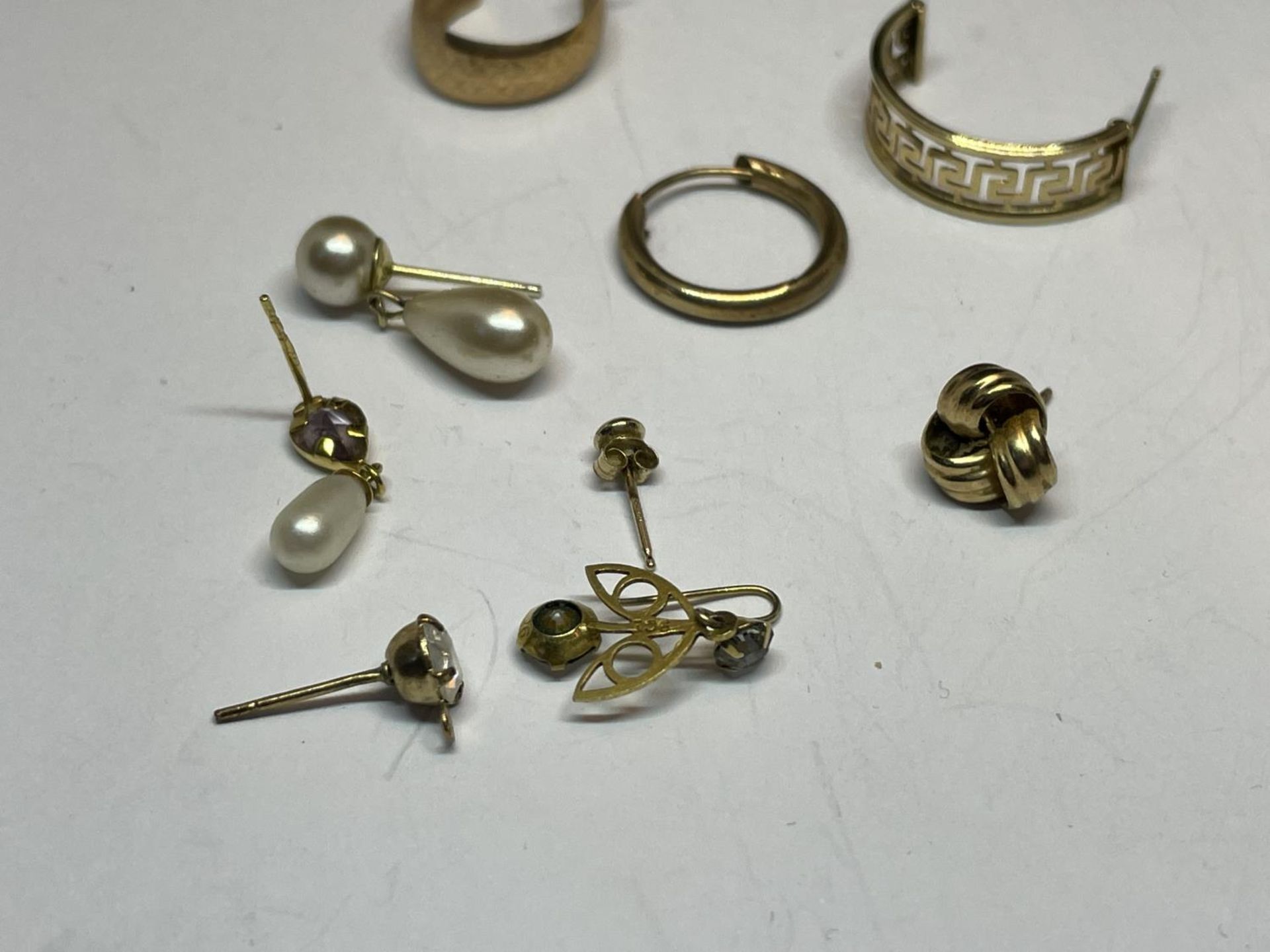 A QUANTITY OF SCRAP GOLD ITEMS - Image 3 of 3