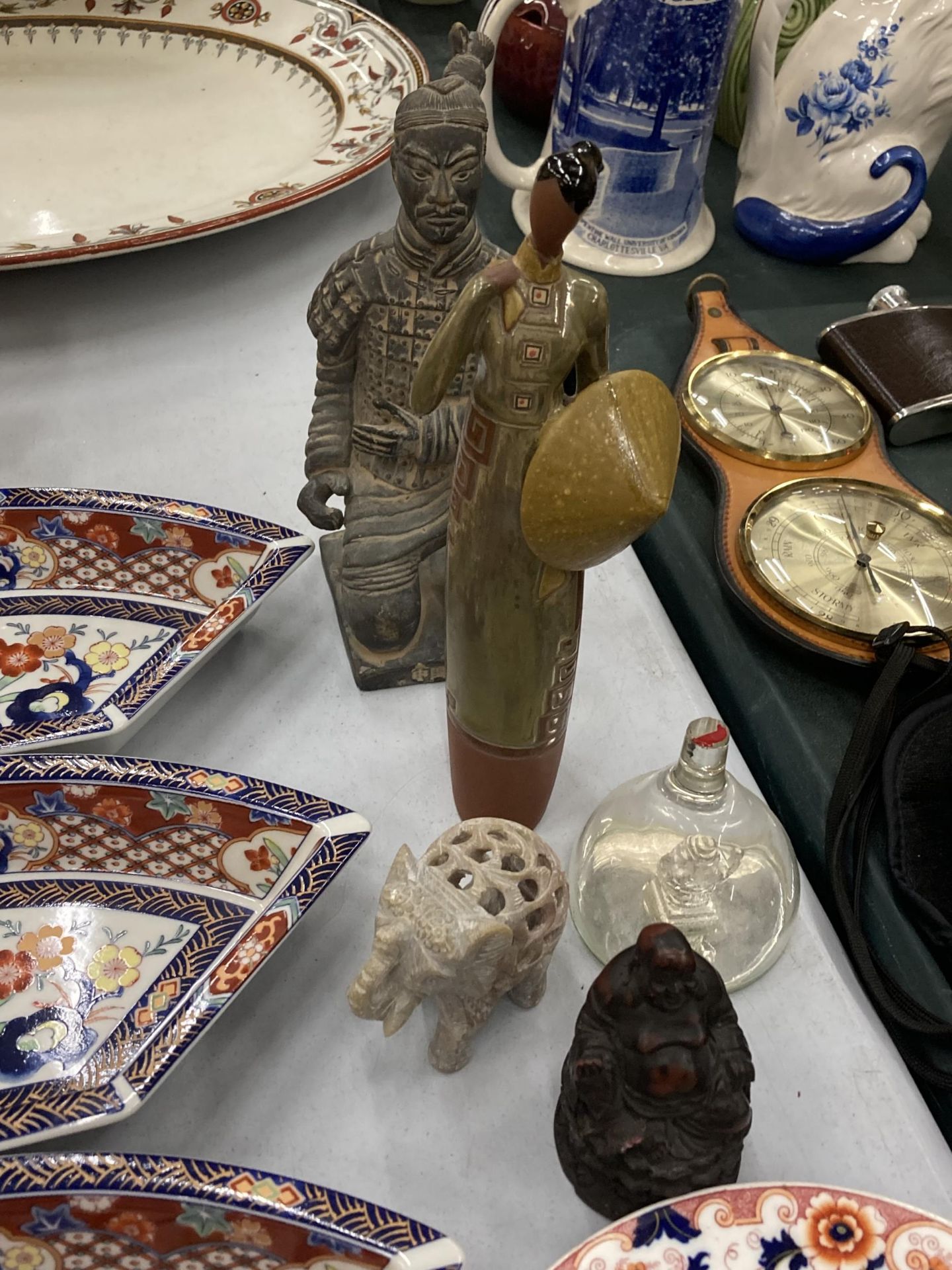 A QUANTITY OF ORIENTAL AND ORIENTAL STYLE ITEMS TO INCLUDE PLATES, A VASE, FIGURES, ETC - Bild 3 aus 5