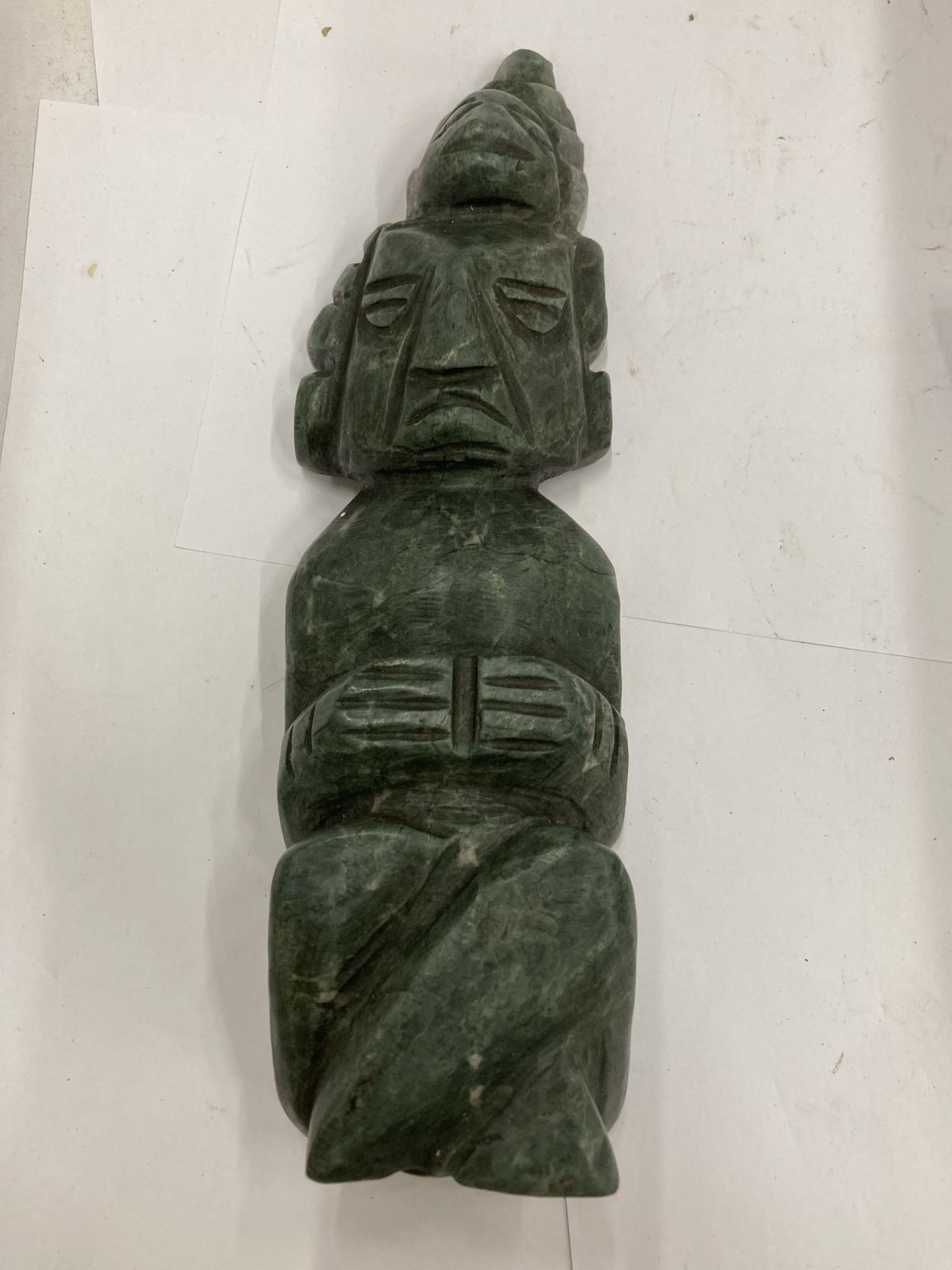 A PAIR OF MALACHITE TYPE STONE FIGURES - Image 2 of 5
