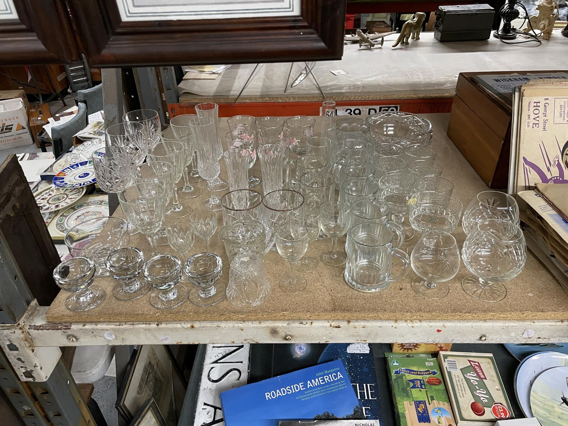 A LARGE QUANTITY OF GLASSES TO INCLUDE CHAMPAGNE FLUTES, BRANDY BALLOONS, WINE, SHERRY, TANKARDS,