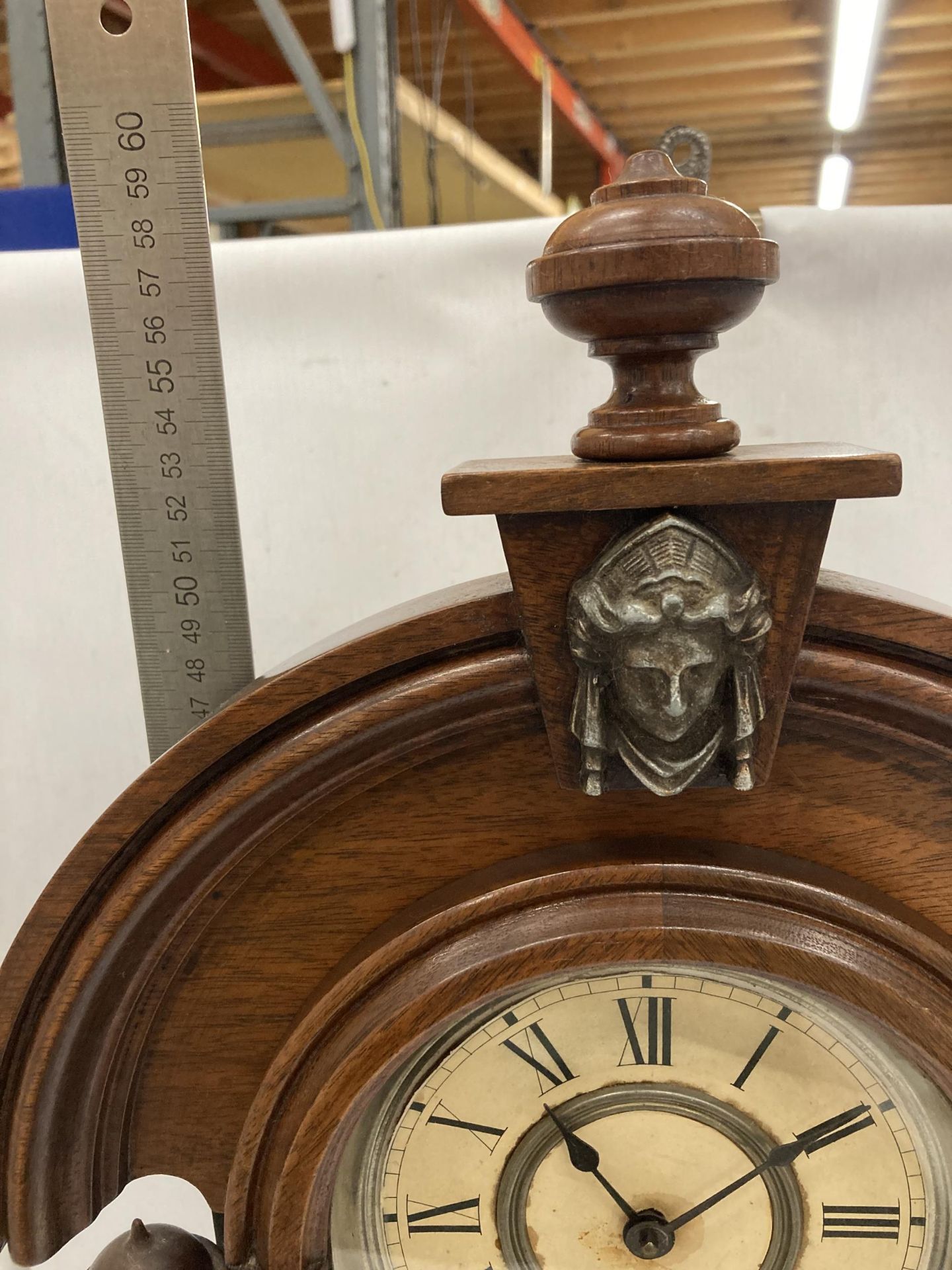 A VINTAGE OAK CHIMING MANTLE CLOCK WITH COLUMN SUPPORTS HAVING LION HEAD DESIGN, WITH PENDULUM, - Image 5 of 7
