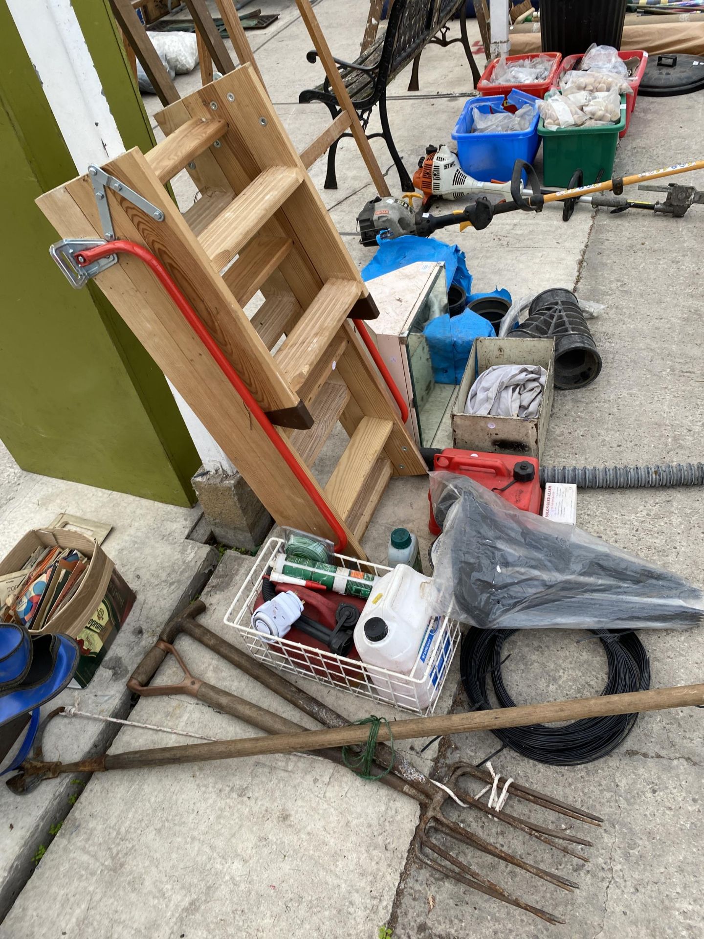 AN ASSORTMENT OF ITEMS TO INCLUDE A LOFT LADDER, A FUEL CAN AND GARDEN TOOLS ETC - Bild 2 aus 3