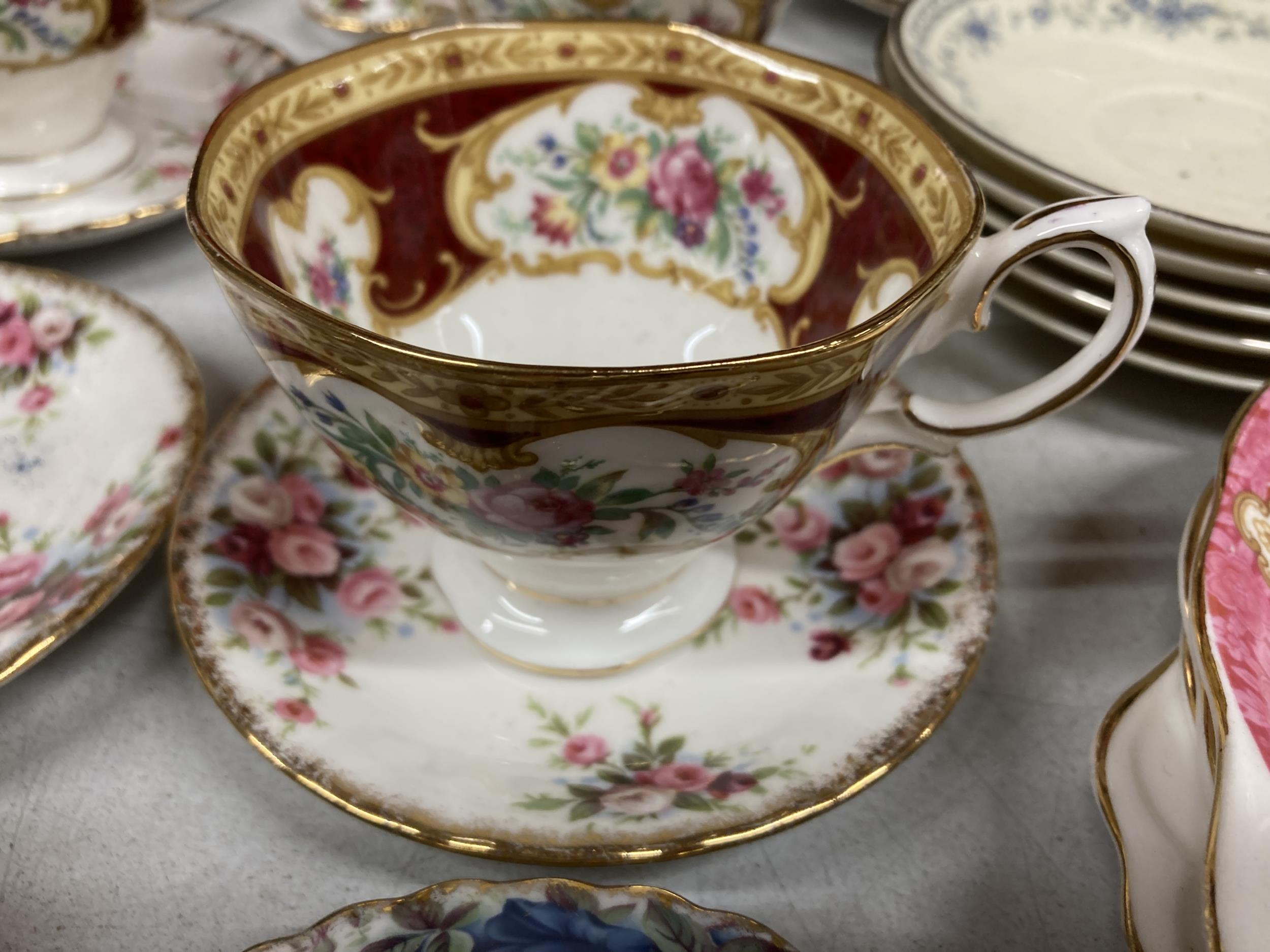 A COLLECTION OF ROYAL ALBERT TEA WARE ITEMS, OLD COUNTRY ROSES ETC - Image 2 of 8