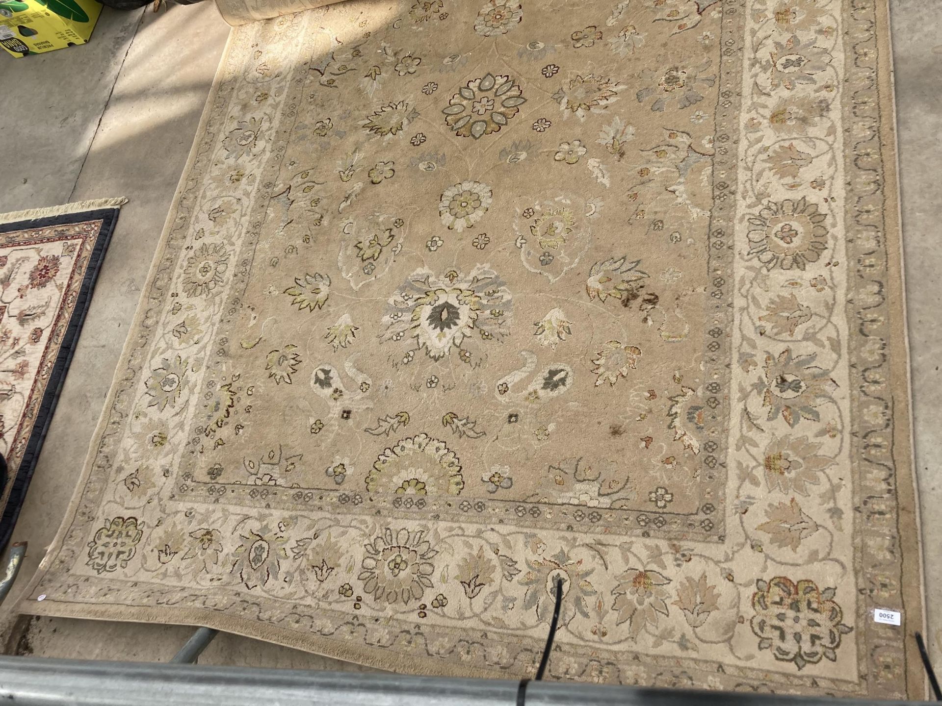 A LARGE CREAM PATTERNED RUG - Bild 2 aus 3