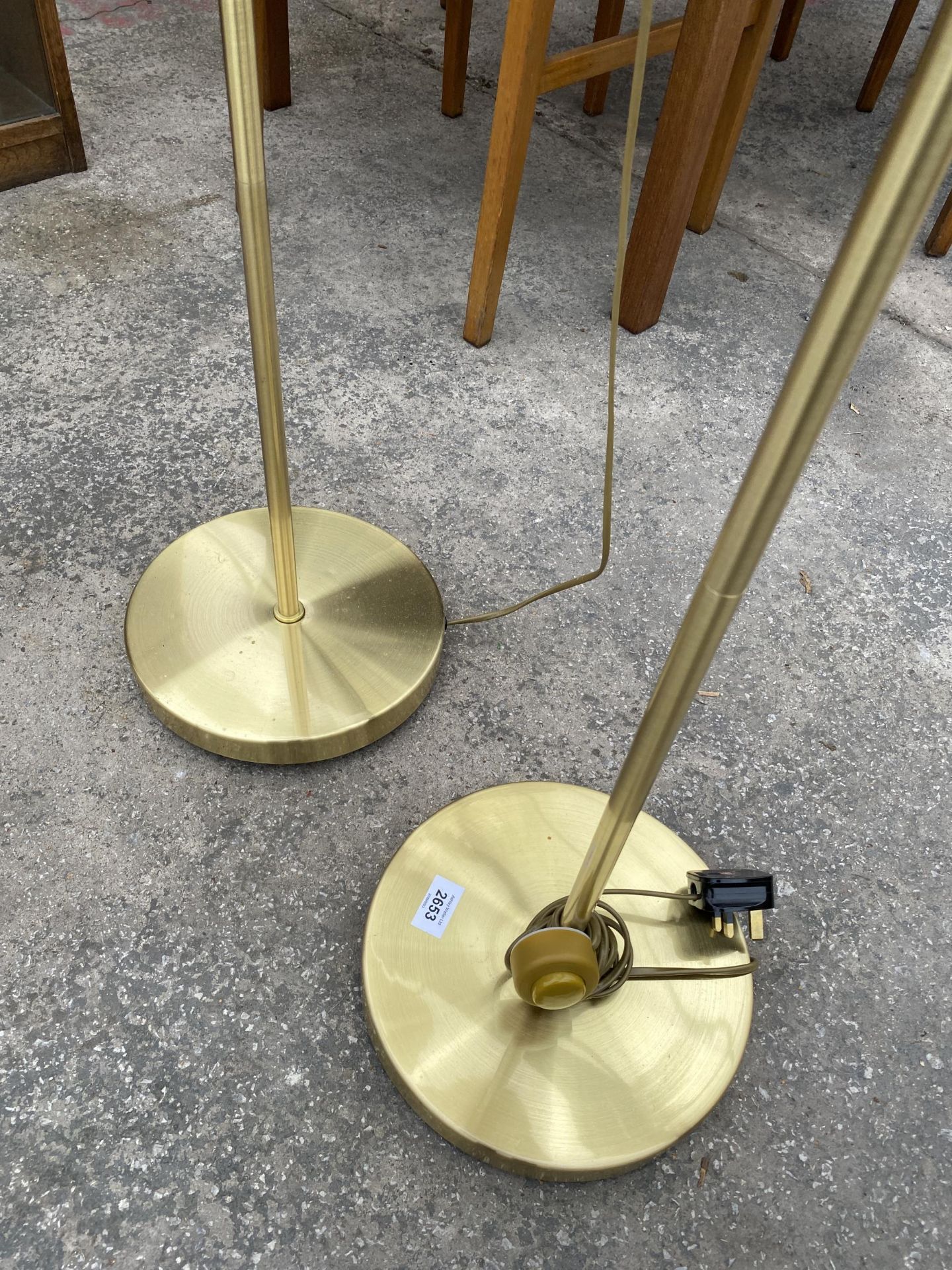 A PAIR OF BRASS FRANKLITE FLOOR LAMPS COMPLETE WITH SHADES - Image 2 of 3