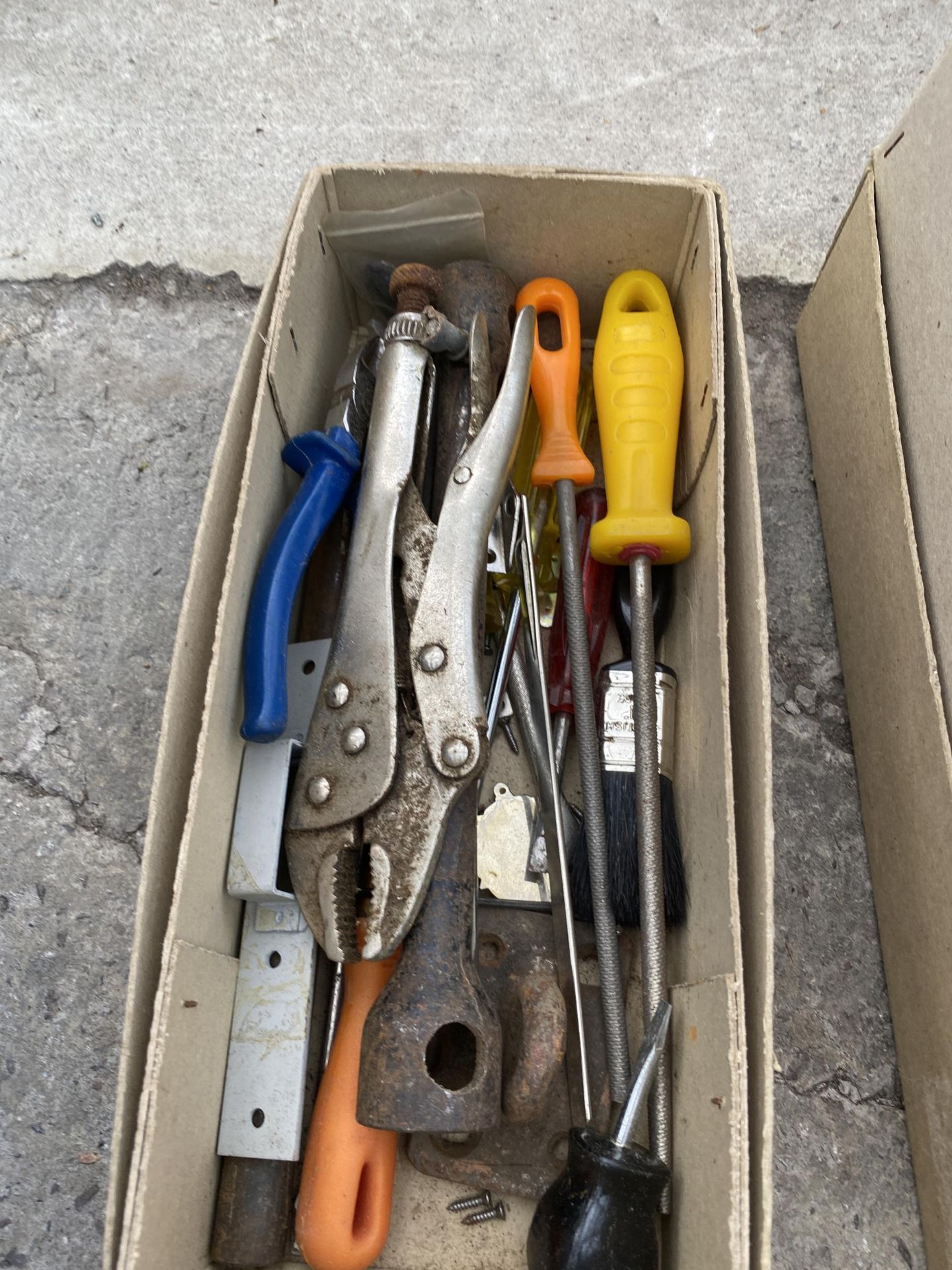 AN ASSORTMENT OF TOOLS TO INCLUDE MOLE GRIPS AND PLIERS ETC - Bild 3 aus 3