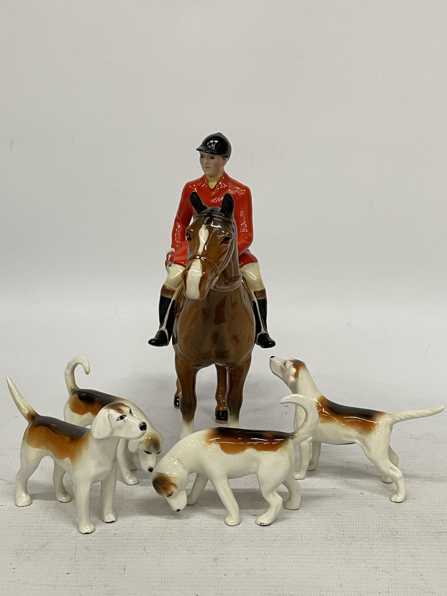 A BESWICK HUNTSMAN ON BROWN HORSE STANDING BROWN GLOSS WITH FOUR HOUNDS - Image 2 of 5