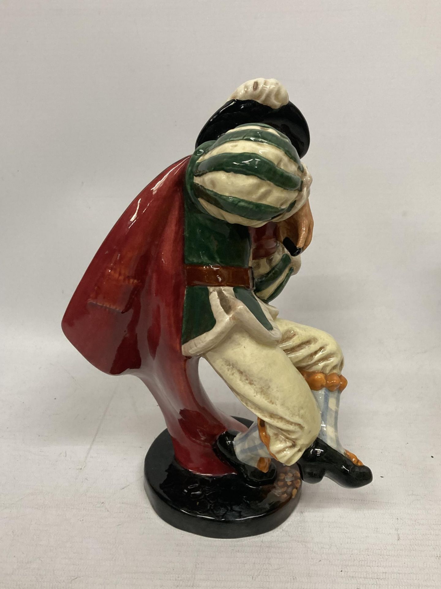 A ROYAL DOULTON FIGURE THE FIDDLER HN 2171 - Image 2 of 5