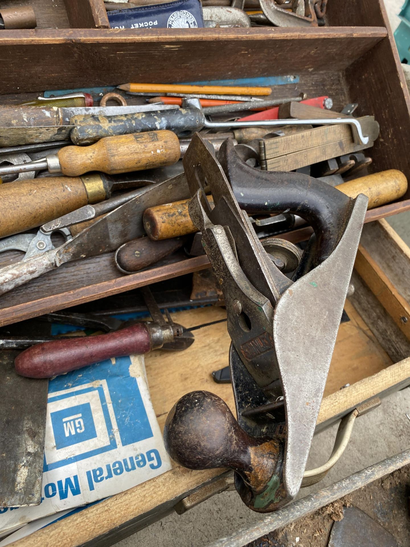 A LARGE ASSORTMENT OF TOOLS TO INCLUDE CHISELS, WOOD PLANES AND SAWS ETC - Bild 5 aus 5