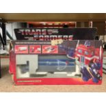 A VINTAGE HASBRO 'AUTOBOT COMMANDER OPTIMUS PRIME' TRANSFORMER IN ORIGINAL BOX