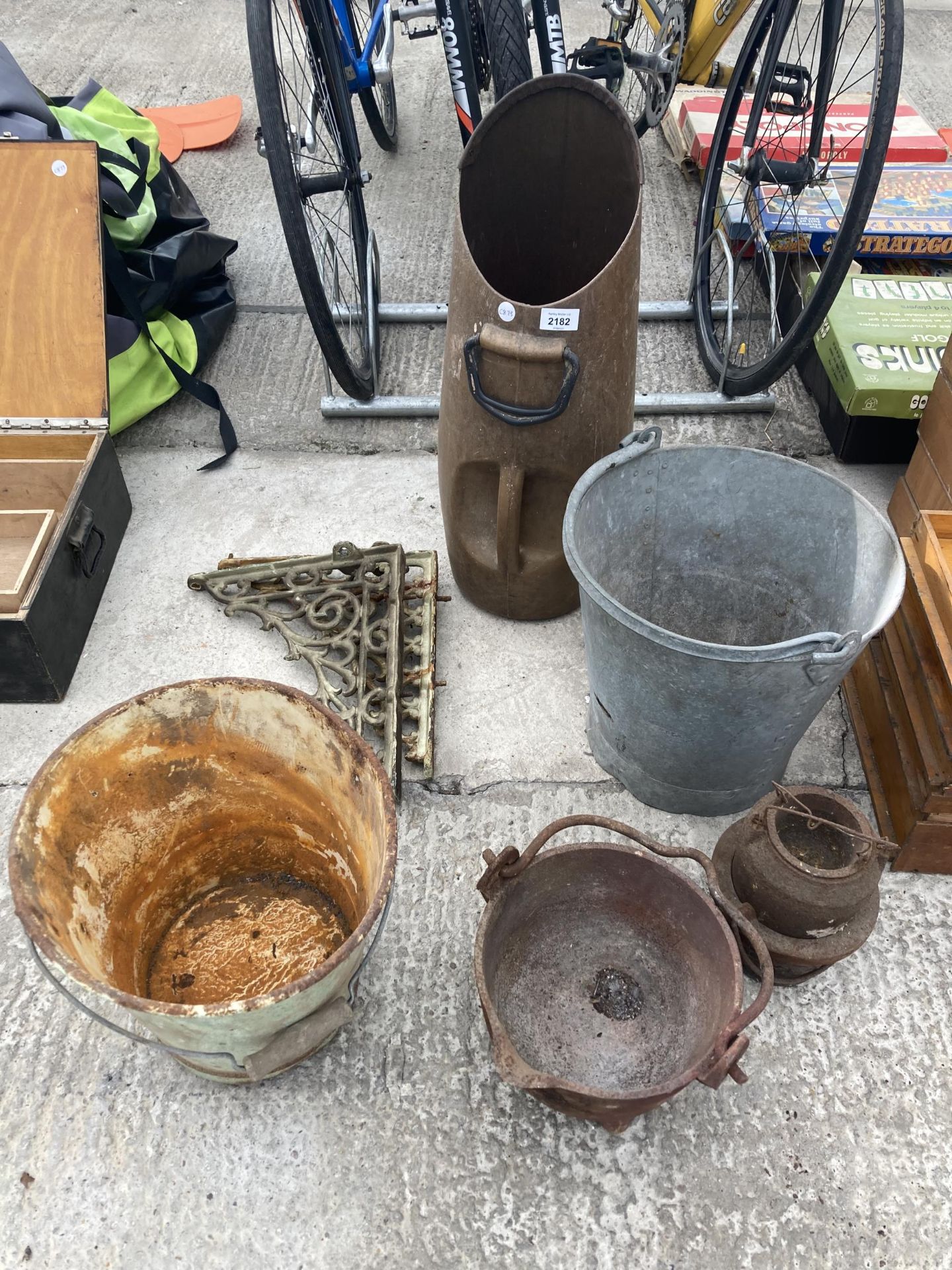 AN ASSORTMENT OF ITEMS TO INCLUDE A GALVANISED BUCKET, GLUE POT AND CAST IRON COOKING POT ETC