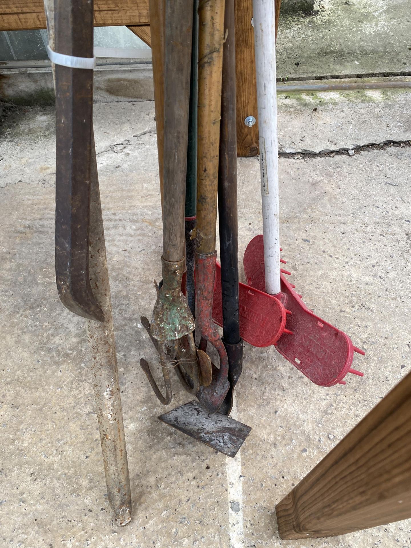 AN ASSORTMENT OF GARDEN TOOLS TO INCLUDE HOES AND HALF MOONS ETC - Image 2 of 4