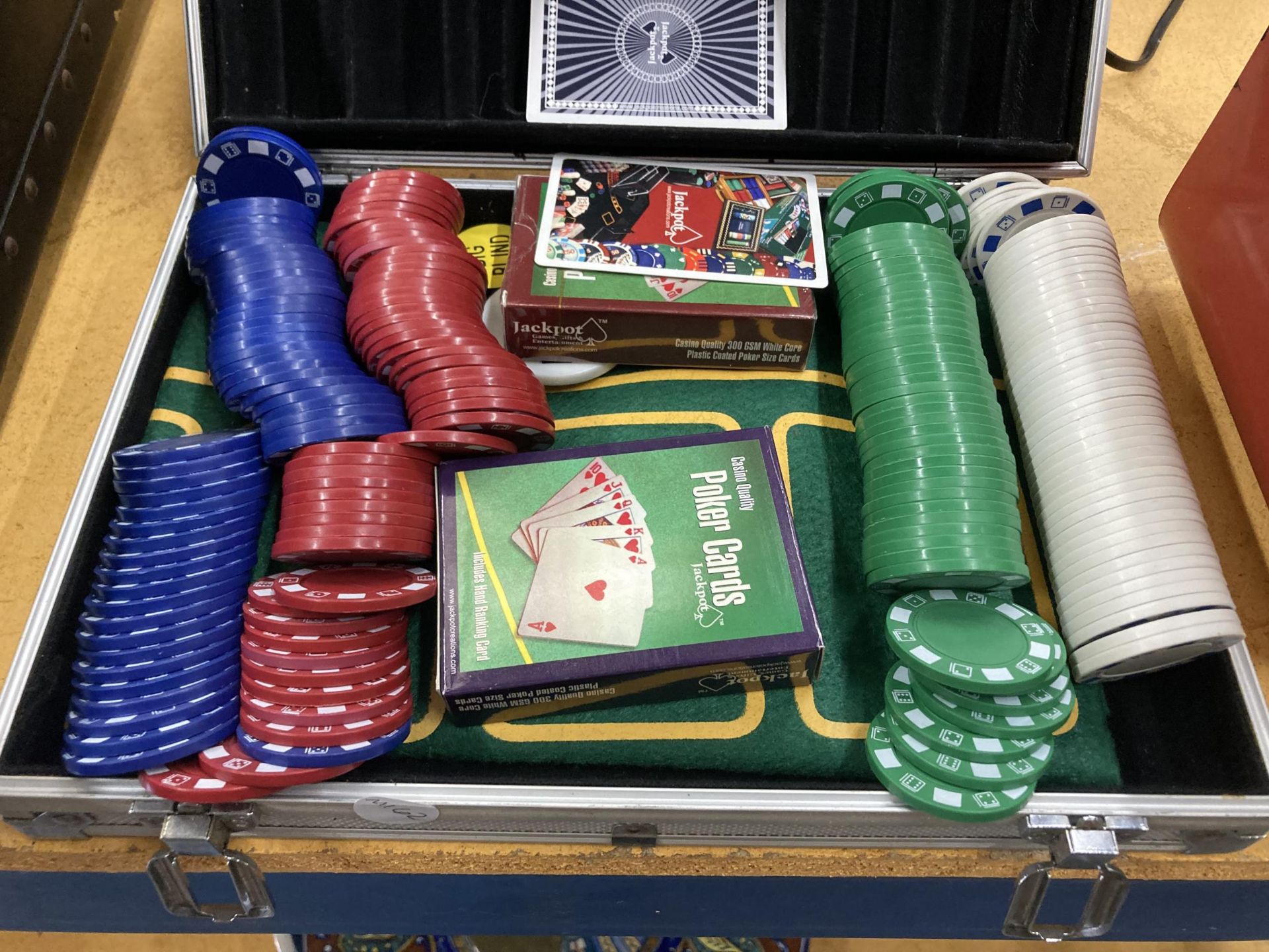 A POKER SET WITH CHIPS, MAT AND PLAYING CARDS IN A CASE - Bild 2 aus 4