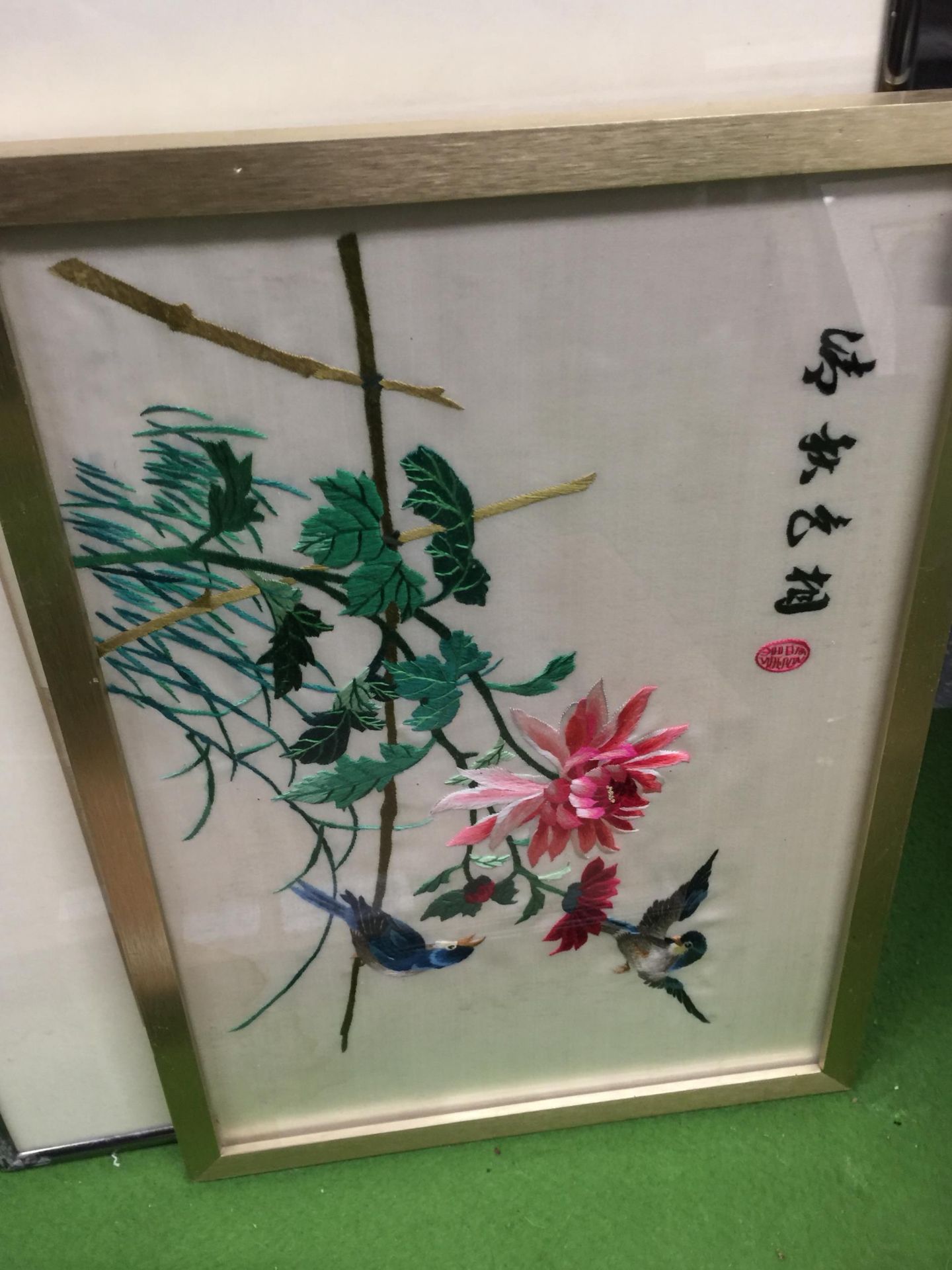 A LARGE QUANTIY OF FRAMED PRINTS TO INCLUDE AN ORIENTAL STYLE BIRD EMBROIDERY - Image 4 of 5