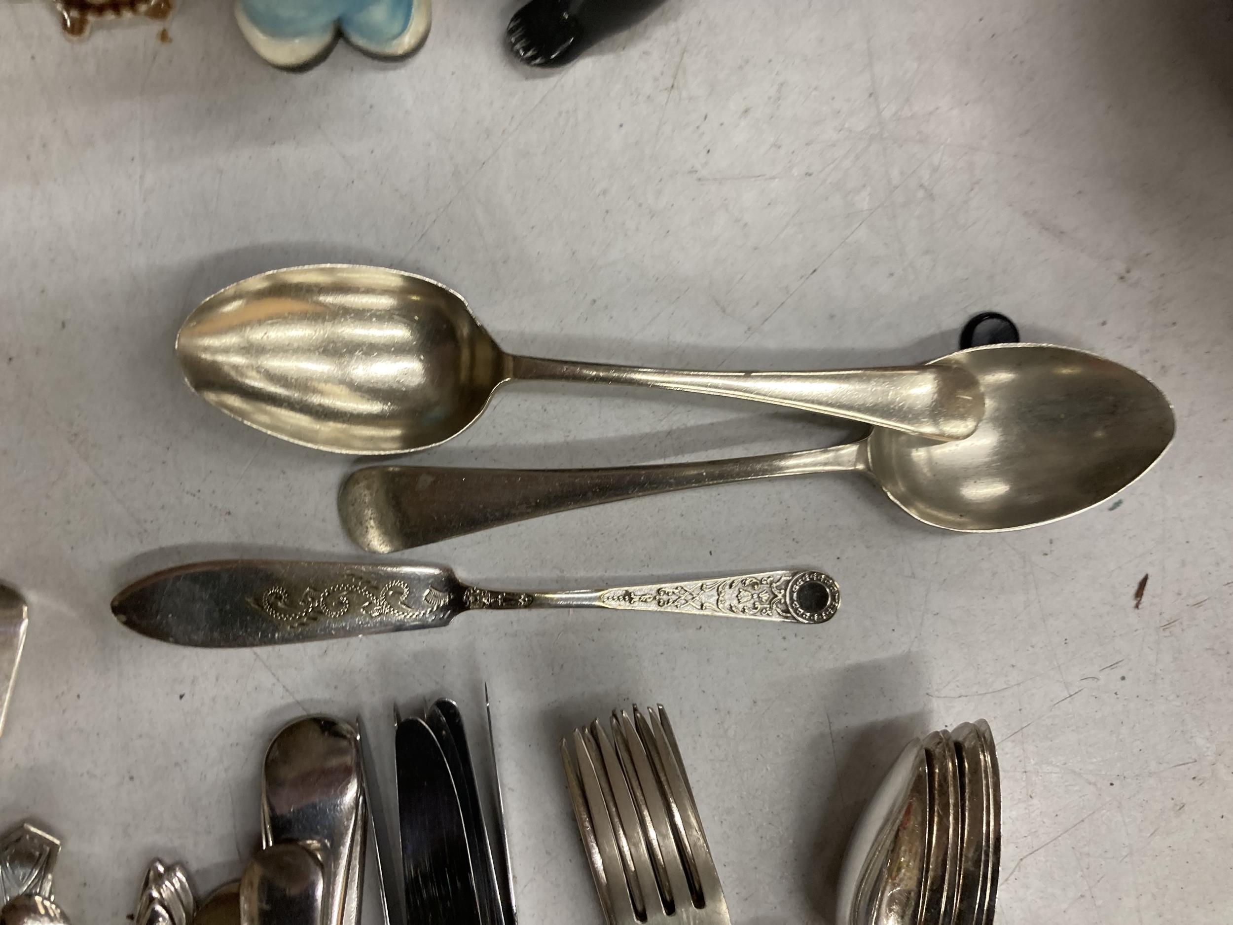 A QUANTITY OF VINTAGE FLATWARE - Image 4 of 4
