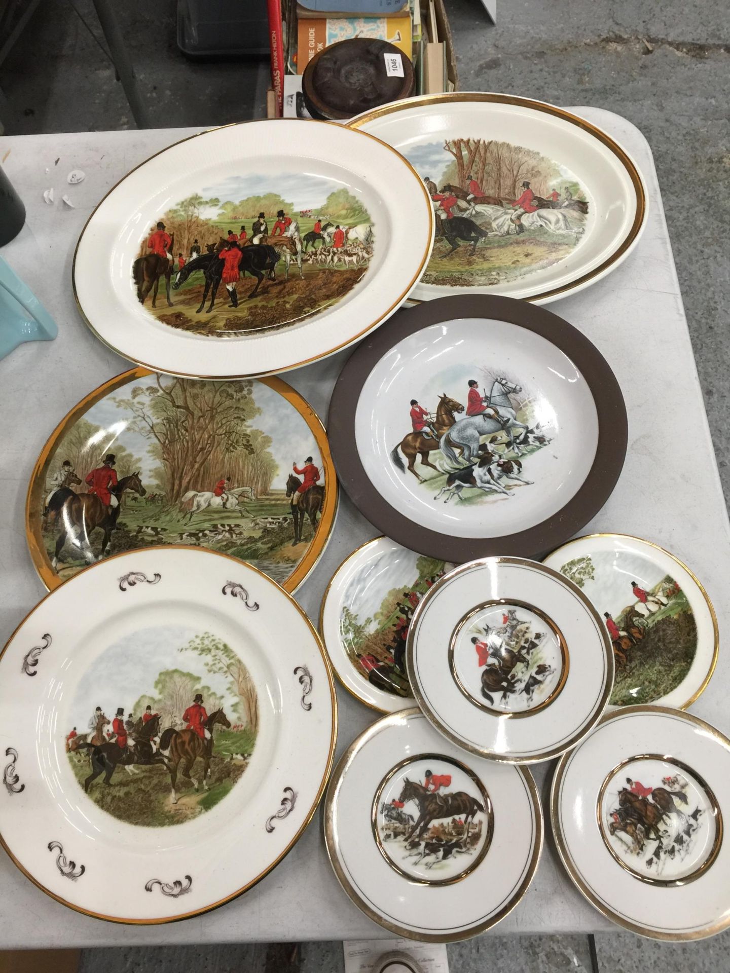 A COLLECTION OF VARIOUS SIZED HUNTING THEMED PLATES - 11 IN TOTAL