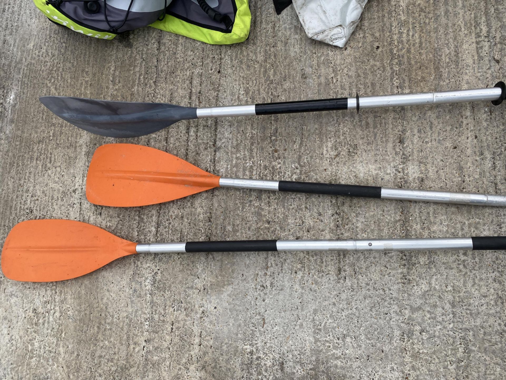 A LARGE QUANTITY OF KAYAKING EQUIPMENT TO INCLUDE LIFE JACKETS AND ORES ETC - Image 2 of 6