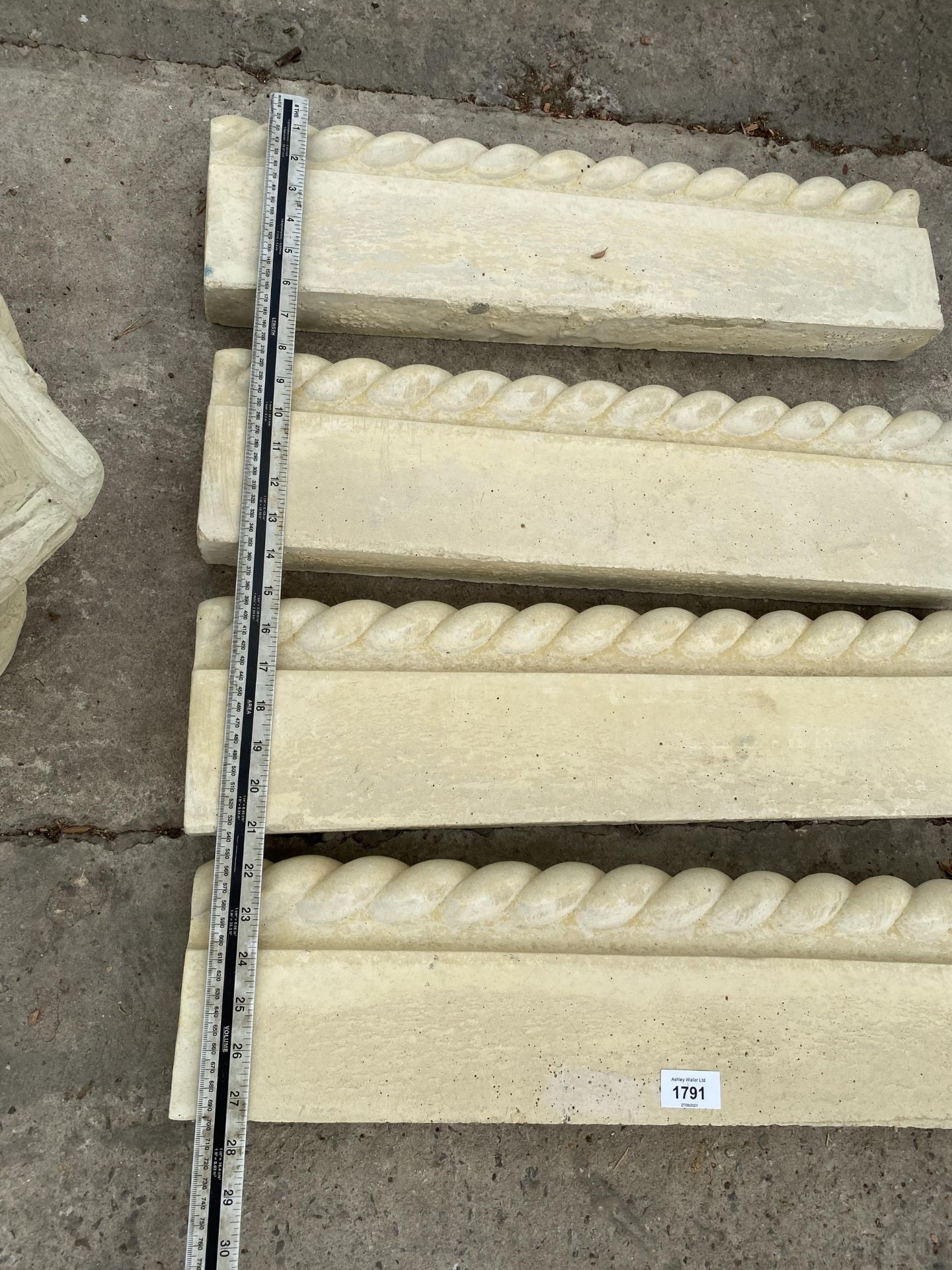 AN AS NEW EX DISPLAY CONCRETE SET OF FOUR STRAIGHT ROPE EDGING *PLEASE NOTE VAT TO BE PAID ON THIS - Image 2 of 2