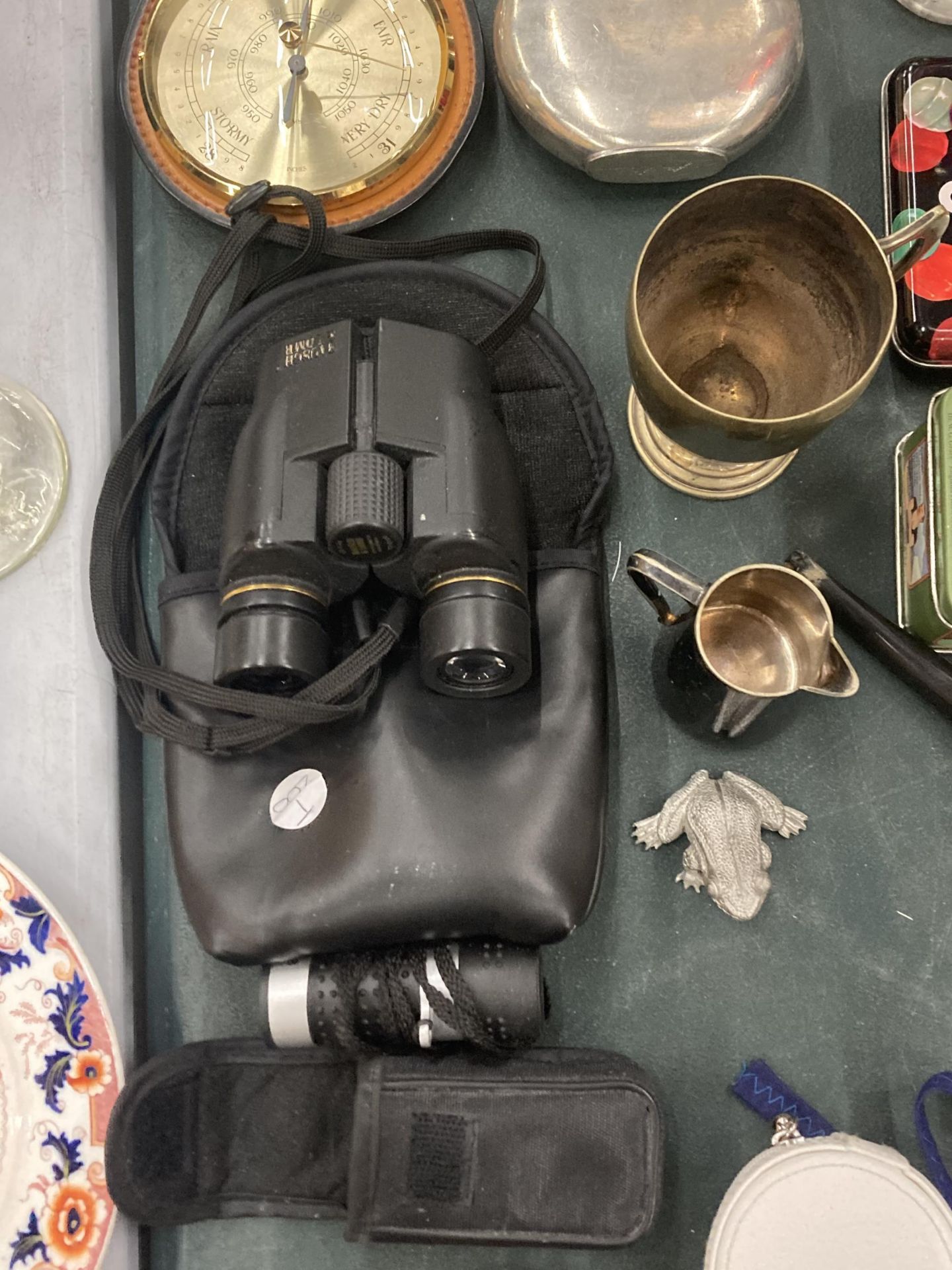 A MIXED LOT TO INCLUDE ELKINGTON SILVER PLATED JUG AND TANKARD, HIP FLASKS, BINOCULARS, VASE, - Bild 3 aus 5