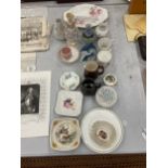 A QUANTITY OF CERAMIC ITEMS TO INCLUDE TRINKET DISHES, VASES, JUGS, TRINKET BOXES, ETC