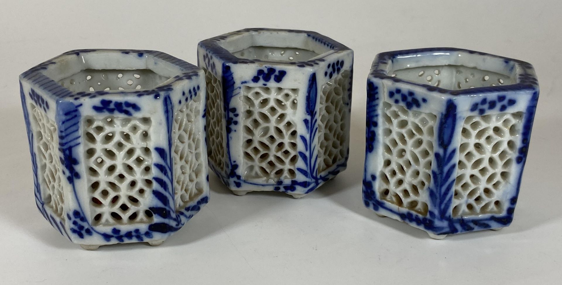 THREE CHINESE BLUE AND WHITE PORCELAIN RETICULATED CRICKET CAGES, HEIGHT 7CM