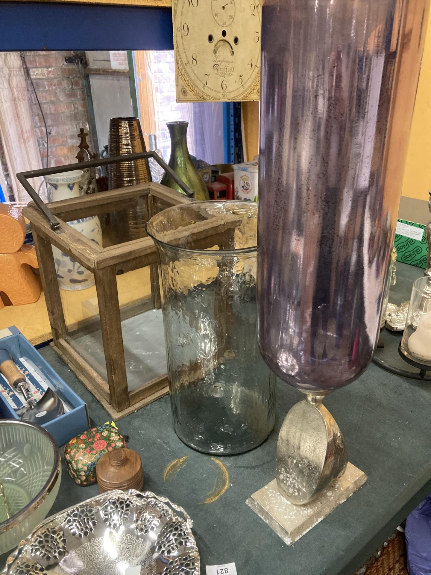 A LARGE WOODEN FRAMED LANTERN HOLDER WITH GLASS SIDES, LARGE GLASS CANDLE HOLDER/VASE, HEIGHT 38CM