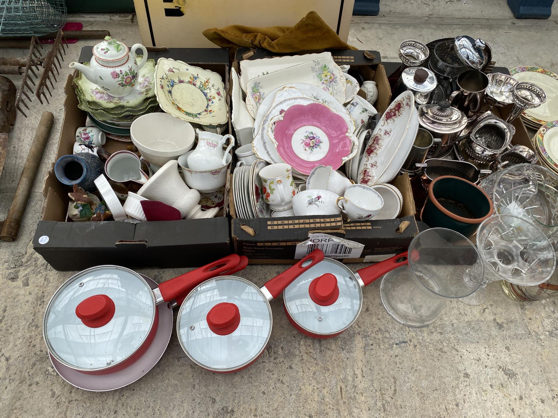 AN ASSORTMENT OF HOUSEHOLD CLEARANCE ITEMS TO INCLUDE CERAMICS, GLASS WARE AND SILVER PLATE ITEMS - Bild 2 aus 4