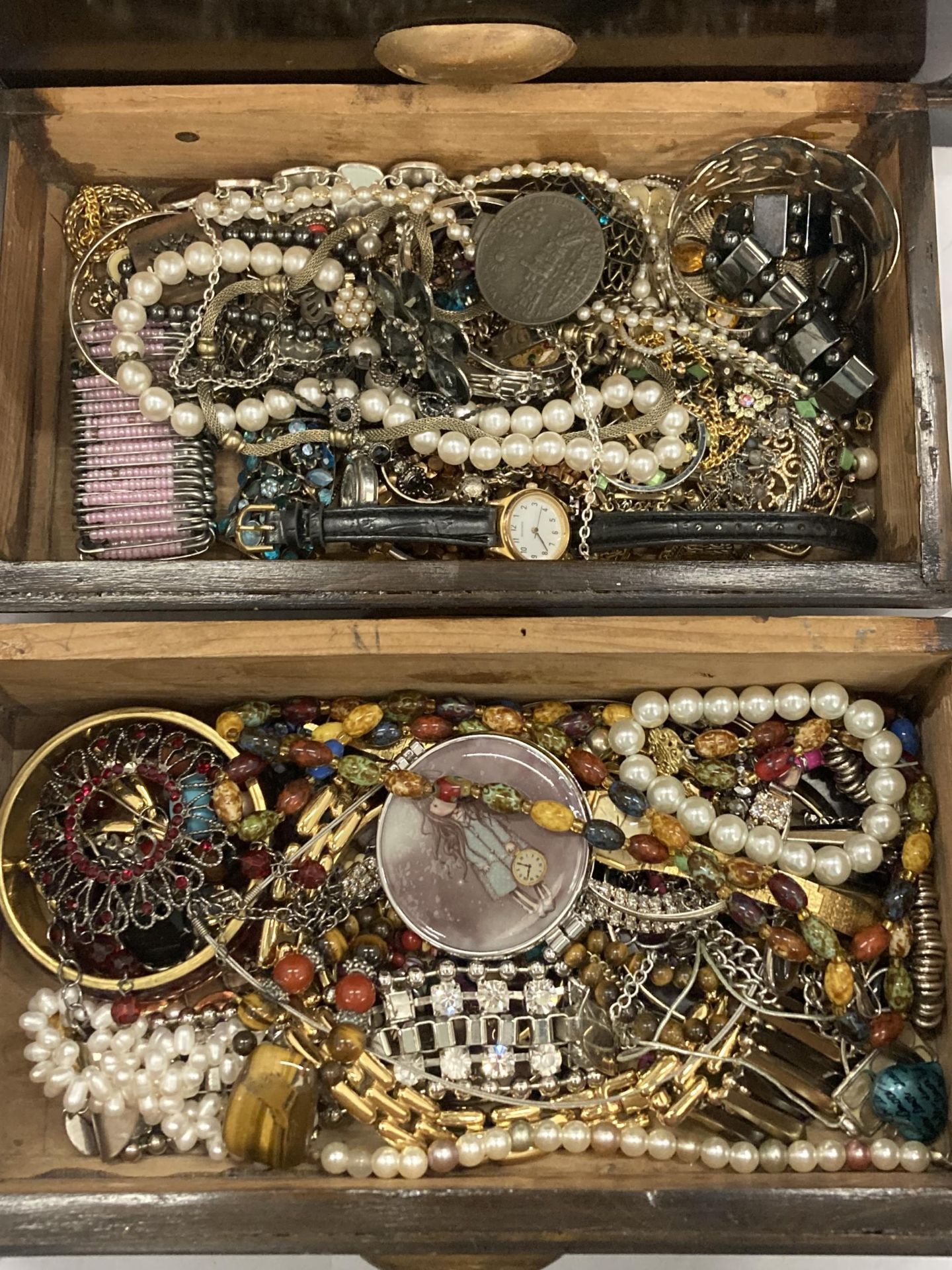 A VINTAGE JEWELLERY CHEST CONTAINING COSTUME JEWELLERY ITEMS - Bild 3 aus 4