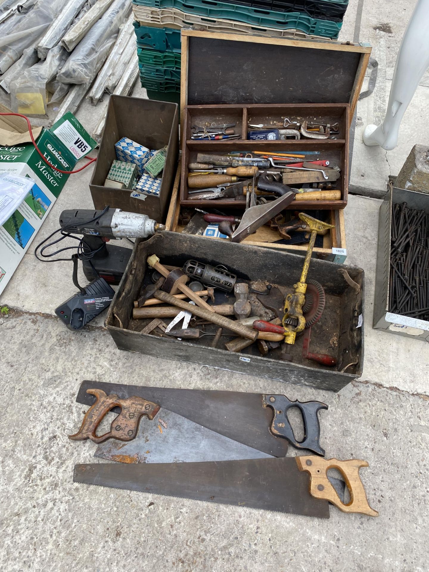 A LARGE ASSORTMENT OF TOOLS TO INCLUDE CHISELS, WOOD PLANES AND SAWS ETC