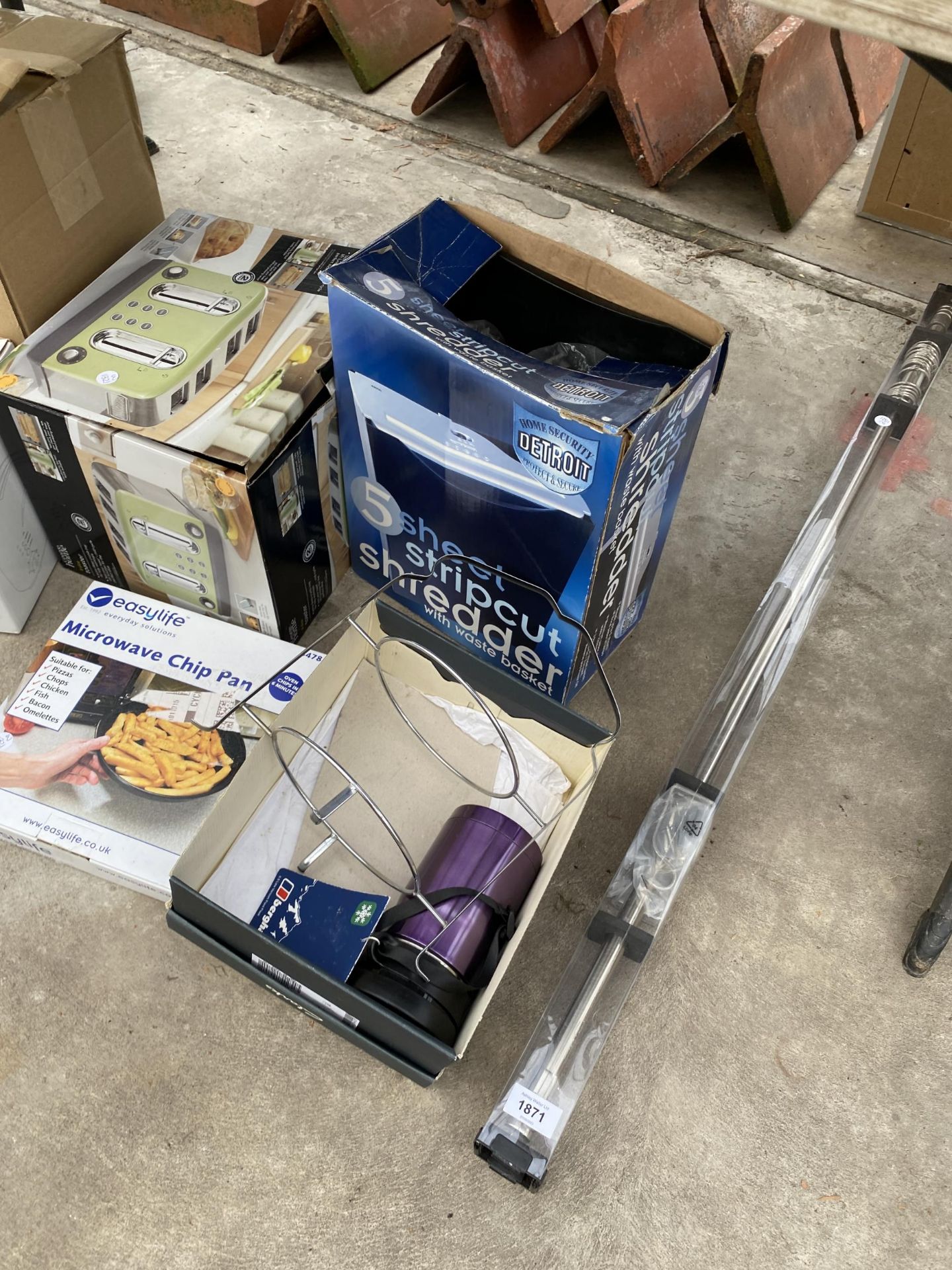 AN ASSORTMENT OF ITEMS TO INCLUDE A TOASTER, MICROWAVE CHIP PAN AND A SHREDDER ETC - Image 2 of 5