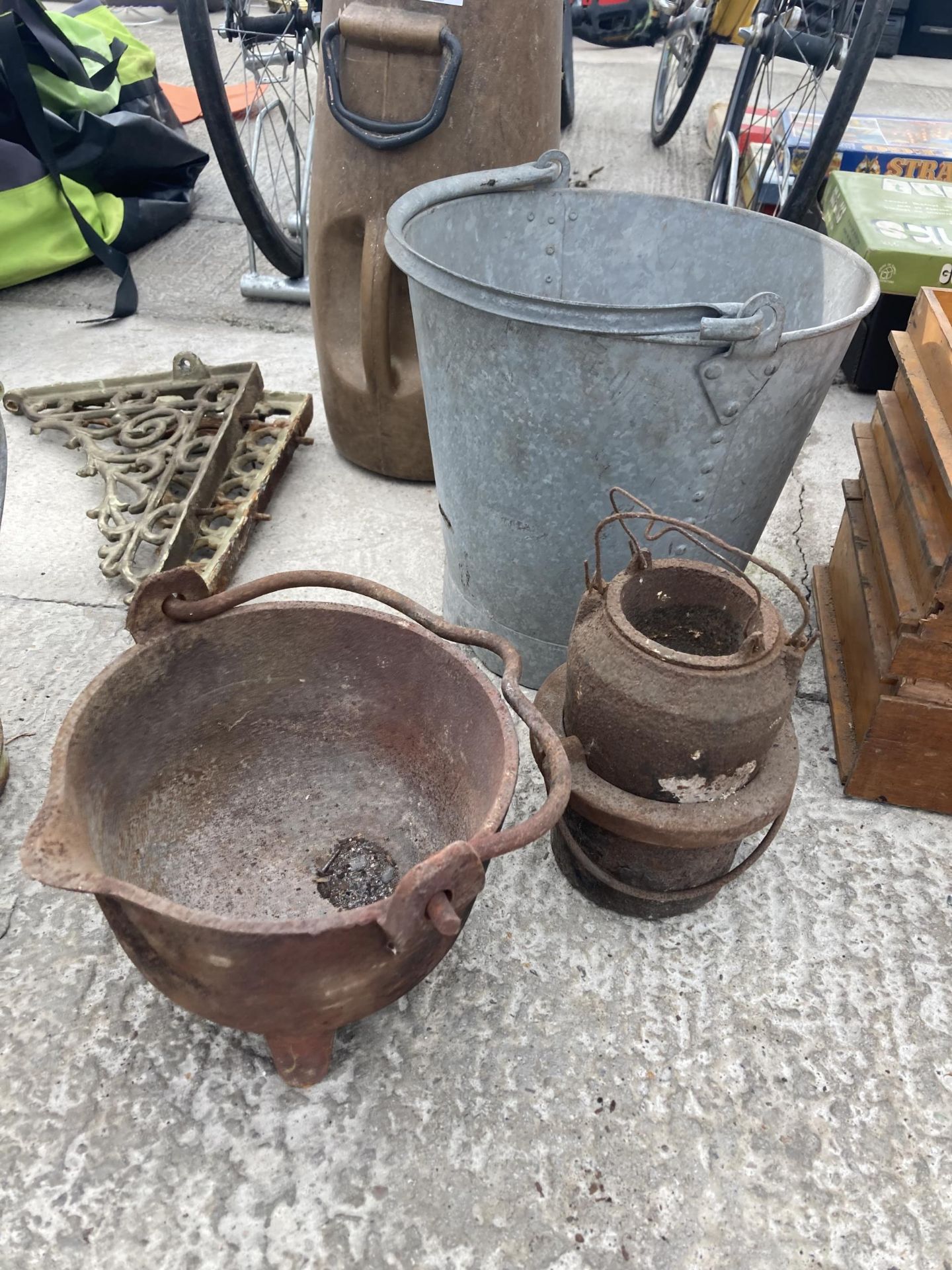 AN ASSORTMENT OF ITEMS TO INCLUDE A GALVANISED BUCKET, GLUE POT AND CAST IRON COOKING POT ETC - Image 2 of 4