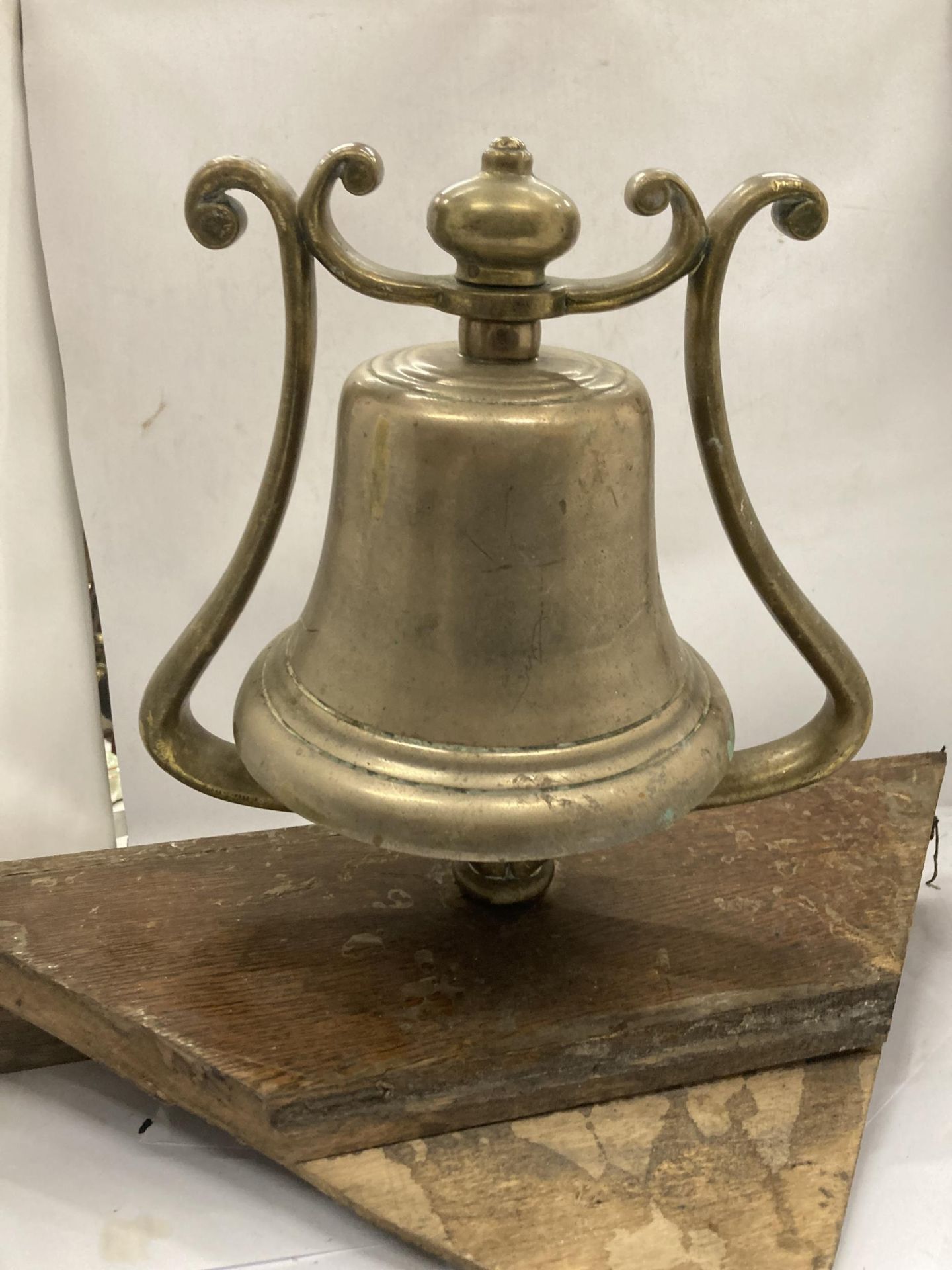 A VINTAGE BRASS BELL ON WOODEN SHELF - Image 2 of 4