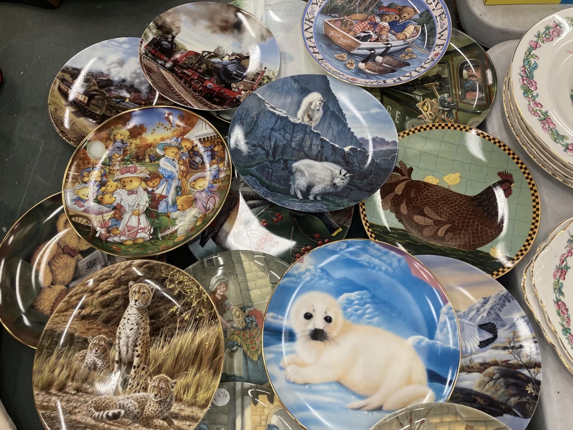 A COLLECTION OF CABINET PLATES, WILDLIFE ETC - Image 4 of 4