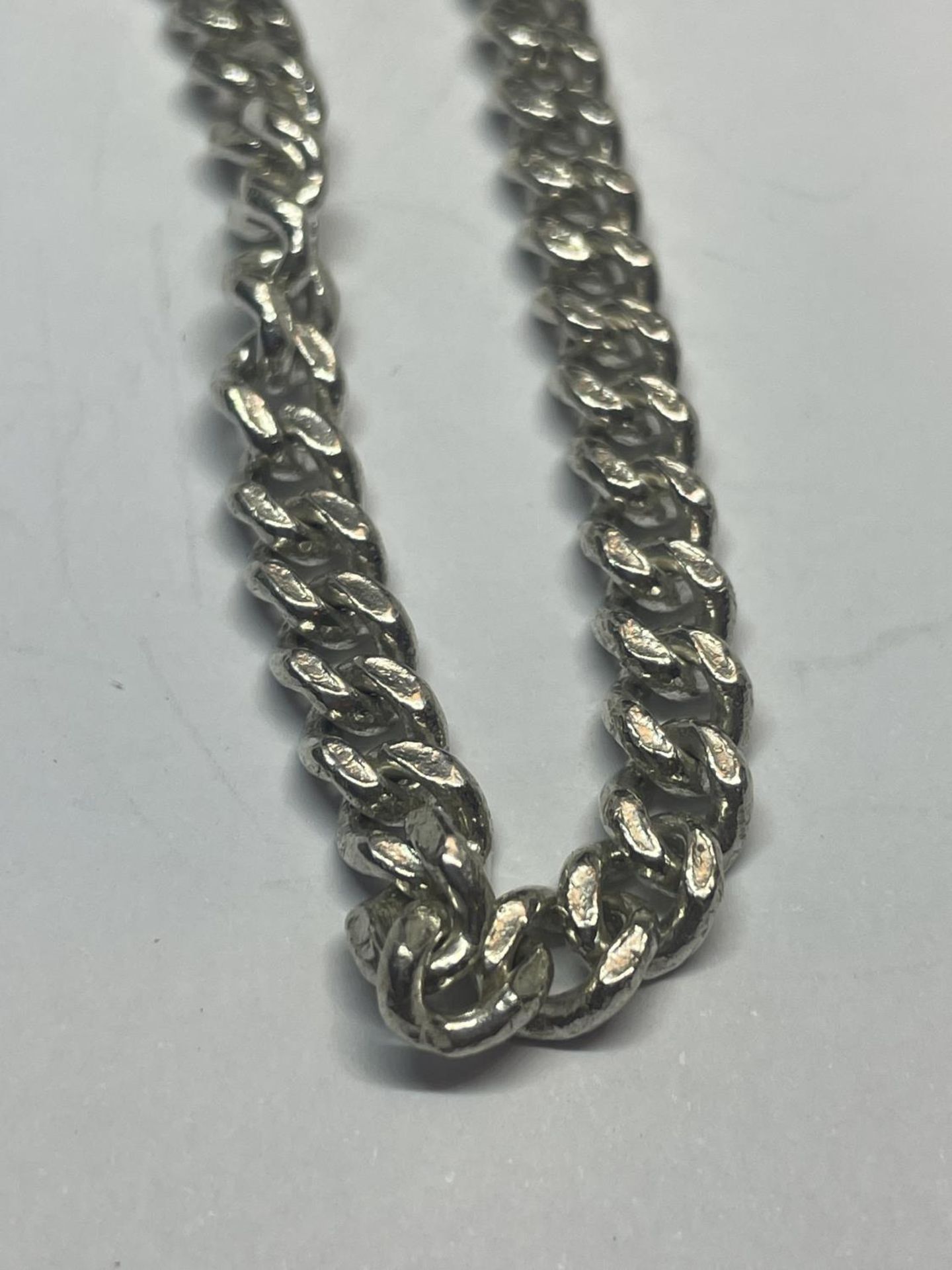 A SILVER NECKLACE LENGTH 20" - Bild 2 aus 3