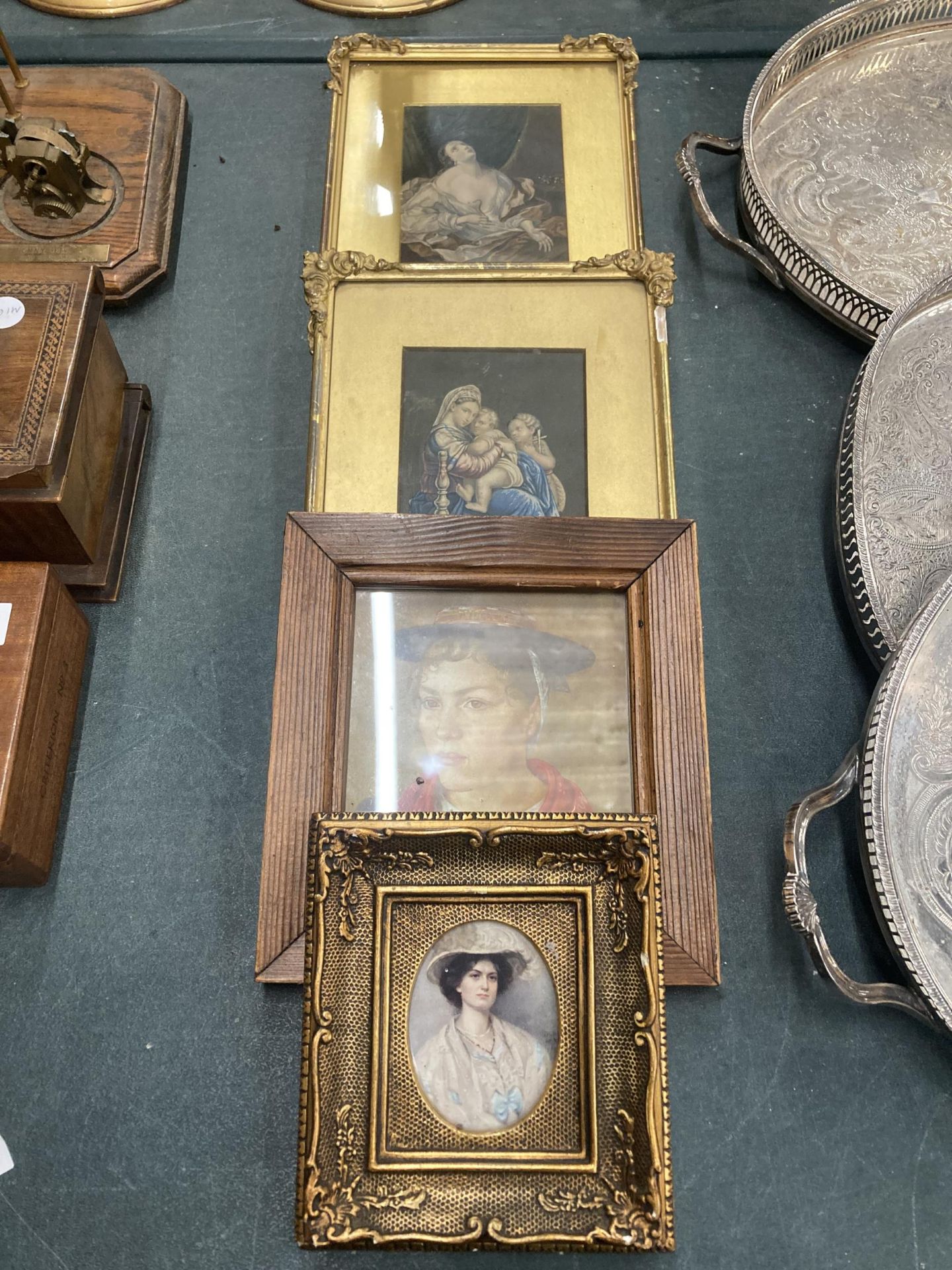 A GROUP OF FOUR VINTAGE PRINTS TO INCLUDE PAIR OF GILT FRAMED EXAMPLES OF MOTHER AND CHILDREN AND