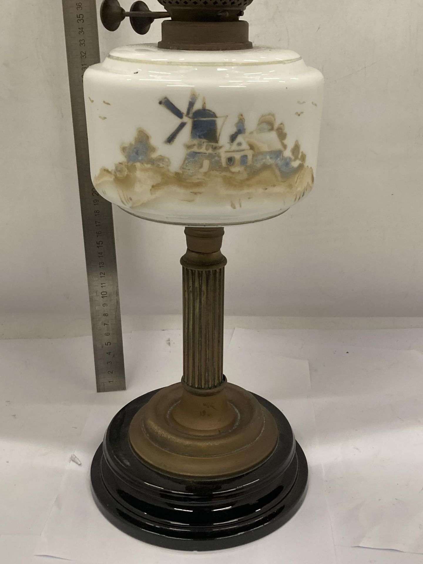 A VINTAGE OIL LAMP WITH BRASS CORINTHIAN COLUMN SUPPORT AND PAINTED WINDMILL SCENE RESEVOIR - Image 6 of 6