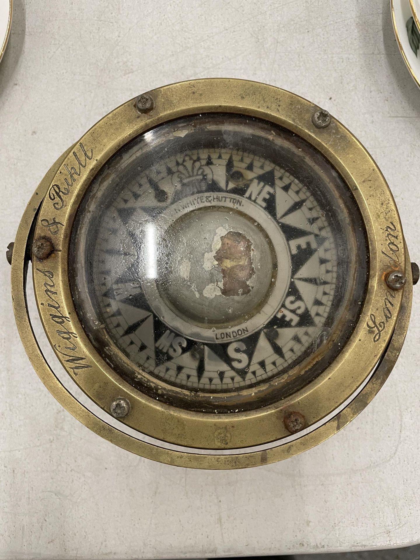 A VINTAGE BRASS WIGGINS & RIHILL, LONDON SHIPS GIMBAL COMPASS - Image 5 of 6
