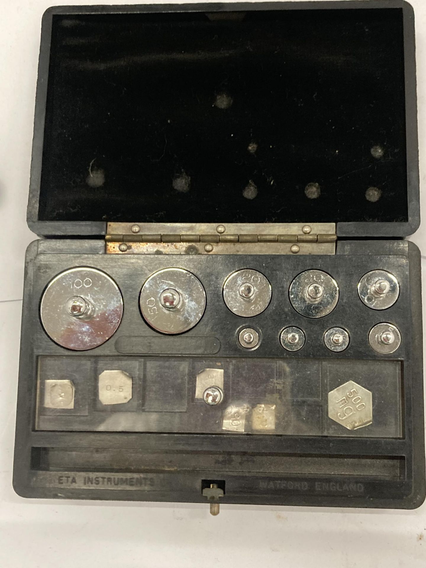 A VINTAGE SET OF AVERY GOLD SCALES AND FURTHER CASED SET OF WEIGHTS - Image 2 of 6