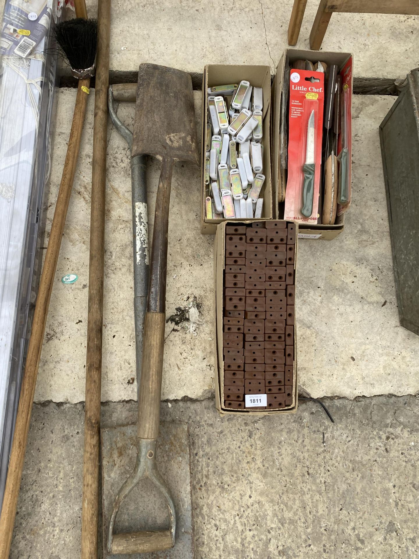 AN ASSORTMENT OF HARDWARE TO INCLUDE MAGNETIC DOOR BLOCKS AND WOOD FIXING BLOCKS AND GARDEN SPADES - Image 2 of 2
