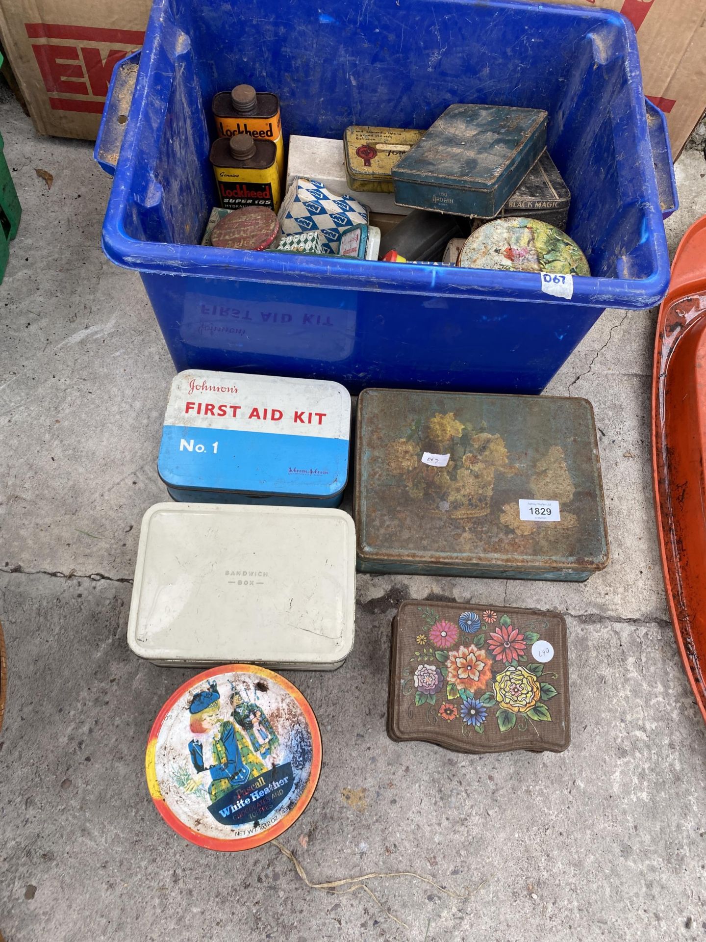 AN ASSORTMENT OF VINTAGE TINS