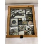 A TABLE TOP JEWELLERY DISPLAY CABINET WITH ASSORTED BOXED JEWELLERY AND COLLECTABLE ITEMS, OPERA