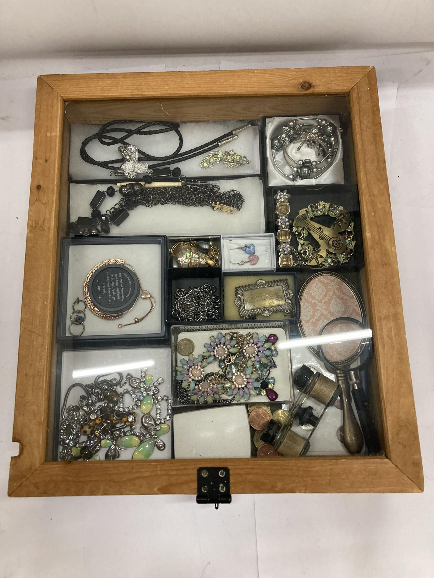 A TABLE TOP JEWELLERY DISPLAY CABINET WITH ASSORTED BOXED JEWELLERY AND COLLECTABLE ITEMS, OPERA